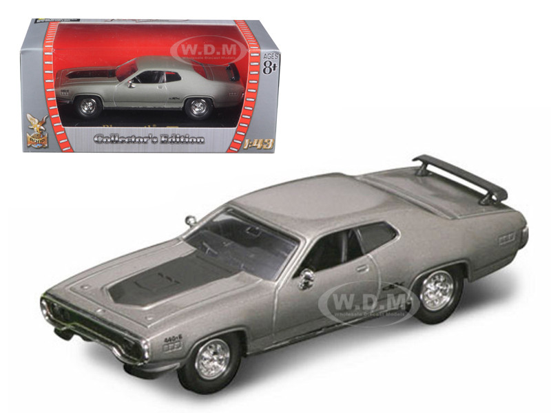 ロードシグネーチャー プリムス GTX 1971 1/43 1971 Plymouth GTX 440 6 Pack Silver 1/43 Diecast Model Car