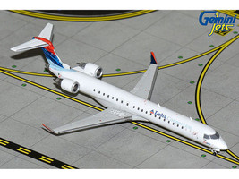 Bombardier CRJ900 Commercial Aircraft Delta Connection SkyWest Airlines N806SK White with Blue and Red Tail 1/400 Diecast Model Airplane GeminiJets GJ2253