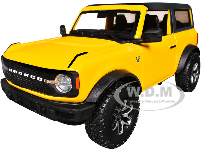 2021 FORD BRONCO BADLANDS YELLOW 1/24 DIECAST MODEL CAR BY MAISTO