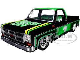 1976 GMC Sierra Grande 15 Pickup Truck Quaker State Black with Green Top Graphics and Interior Limited Edition to 6650 pieces Worldwide 1/24 Diecast Model Car M2 Machines 40300-127A