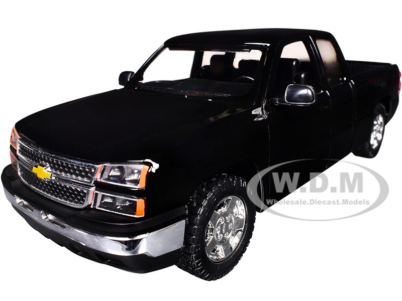 2006 Chevrolet Silverado 1500 Pickup Truck Black Die Cast Collection Series 1/24 Diecast Model Car Motormax 79393-BK