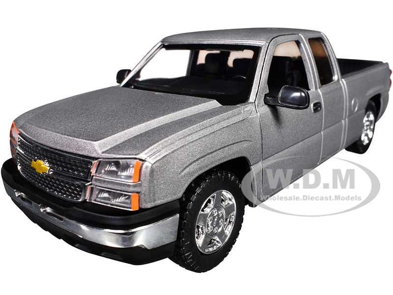 2006 Chevrolet Silverado 1500 Pickup Truck Gray Metallic Timeless Legends Series 1/25 Diecast Model Car Motormax 79393-GRY
