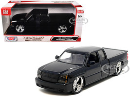 2006 Chevrolet Silverado Custom Pickup Truck Black Die Cast Collection Series 1/25 Diecast Model Car Motormax 79039-BK