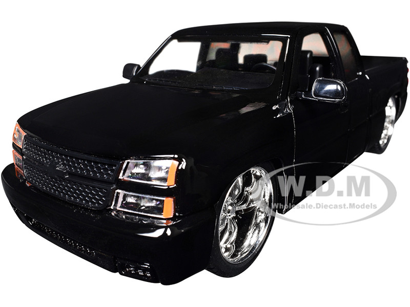 2006 Chevrolet Silverado Custom Pickup Truck Black Die Cast Collection Series 1/25 Diecast Model Car Motormax 79039-BK