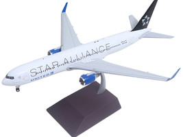 Boeing 767 300ER Commercial Aircraft United Airlines Star Alliance N653UA White with Black Tail Gemini 200 Series 1/200 Diecast Model Airplane GeminiJets G2UAL1379