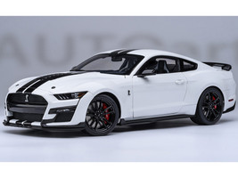 Ford Mustang Shelby GT500 Oxford White with Black Stripes 1/18 Model Car Autoart 73095