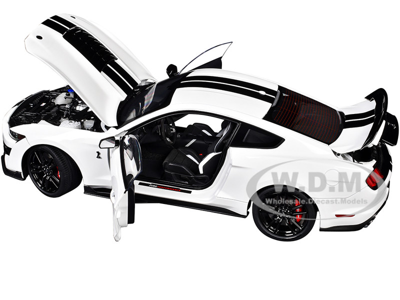 Ford Mustang Shelby GT500 Oxford White with Black Stripes 1/18