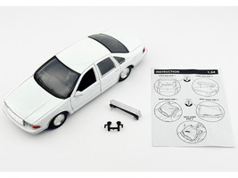 1993 Chevrolet Caprice Police Car Unmarked White Custom Builder s Kit Series 1/24 Diecast Model Car Motormax 76438BB-W