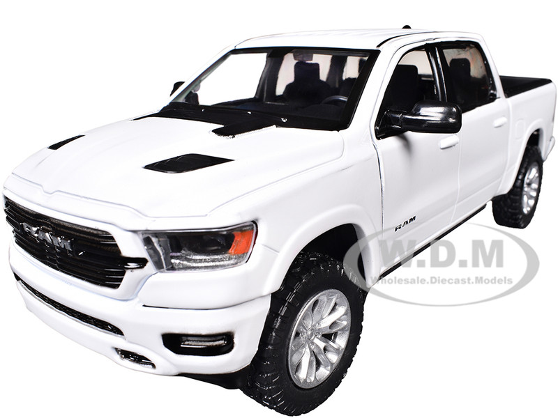 2019 RAM 1500 Laramie Crew Cab Pickup Truck White Timeless Legends Series 1/24 Diecast Model Car Motormax 79357W