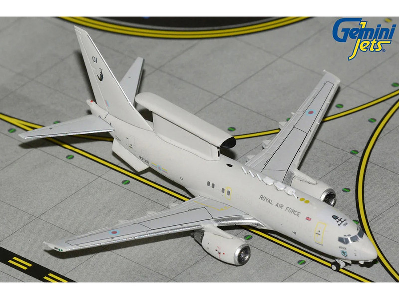 Boeing E 7A Wedgetail Aircraft Royal Air Force WT001 Gray Gemini Macs Series 1/400 Diecast Model Airplane GeminiJets GM150