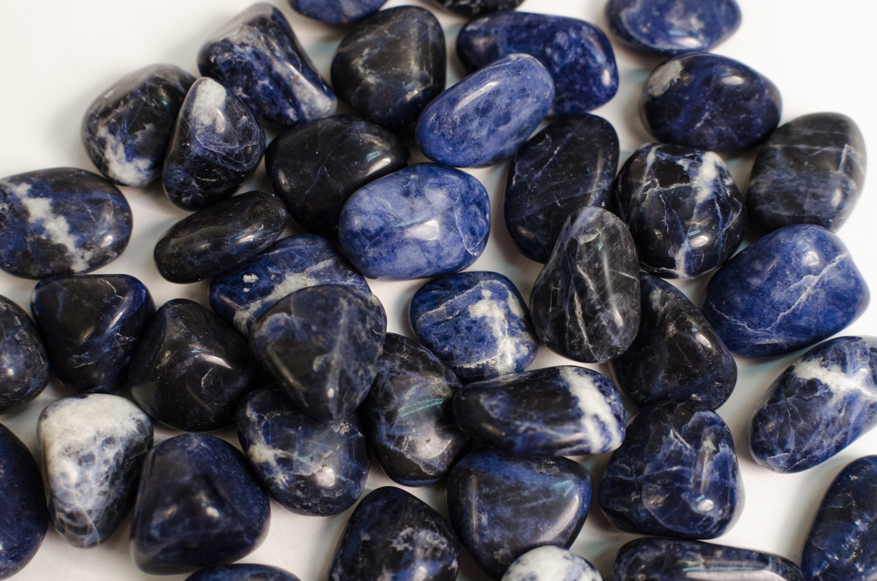 QUARTZ BLUE mini-sm tumbled 1/2 lb bulk stones light blue w/ streaks 1/4-3/4" 