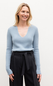 Iris Von Arnim Esmeralda Slim Fitted Cashmere Sweater in Fog