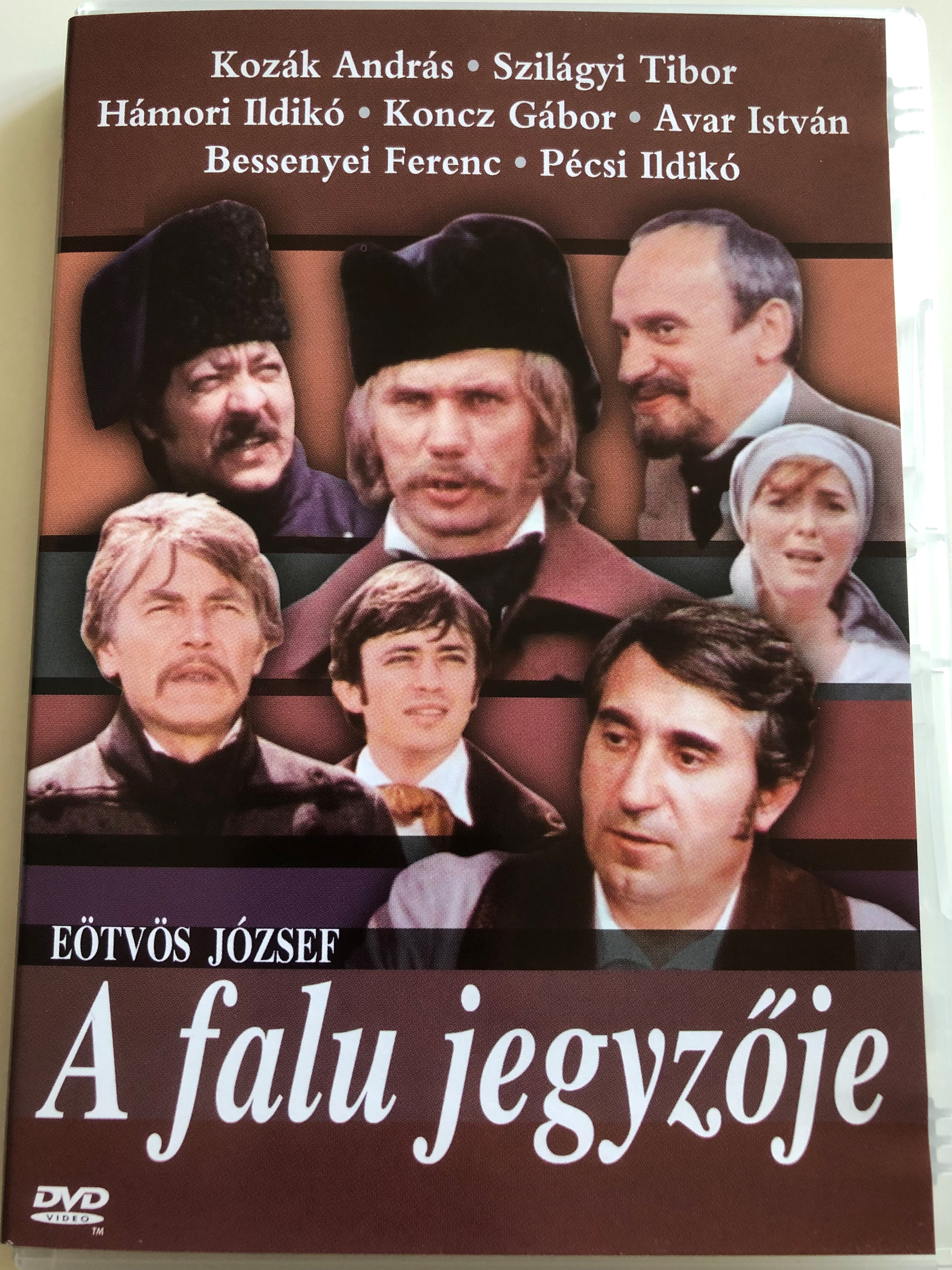 a-falu-jegyz-je-dvd-1986-directed-by-zsurzs-va-written-by-e-tv-s-j-zsef-starring-koz-k-andr-s-moln-r-piroska-orosz-helga-szil-gyi-tibor-h-mori-ildik-hungarian-film-1-.jpg