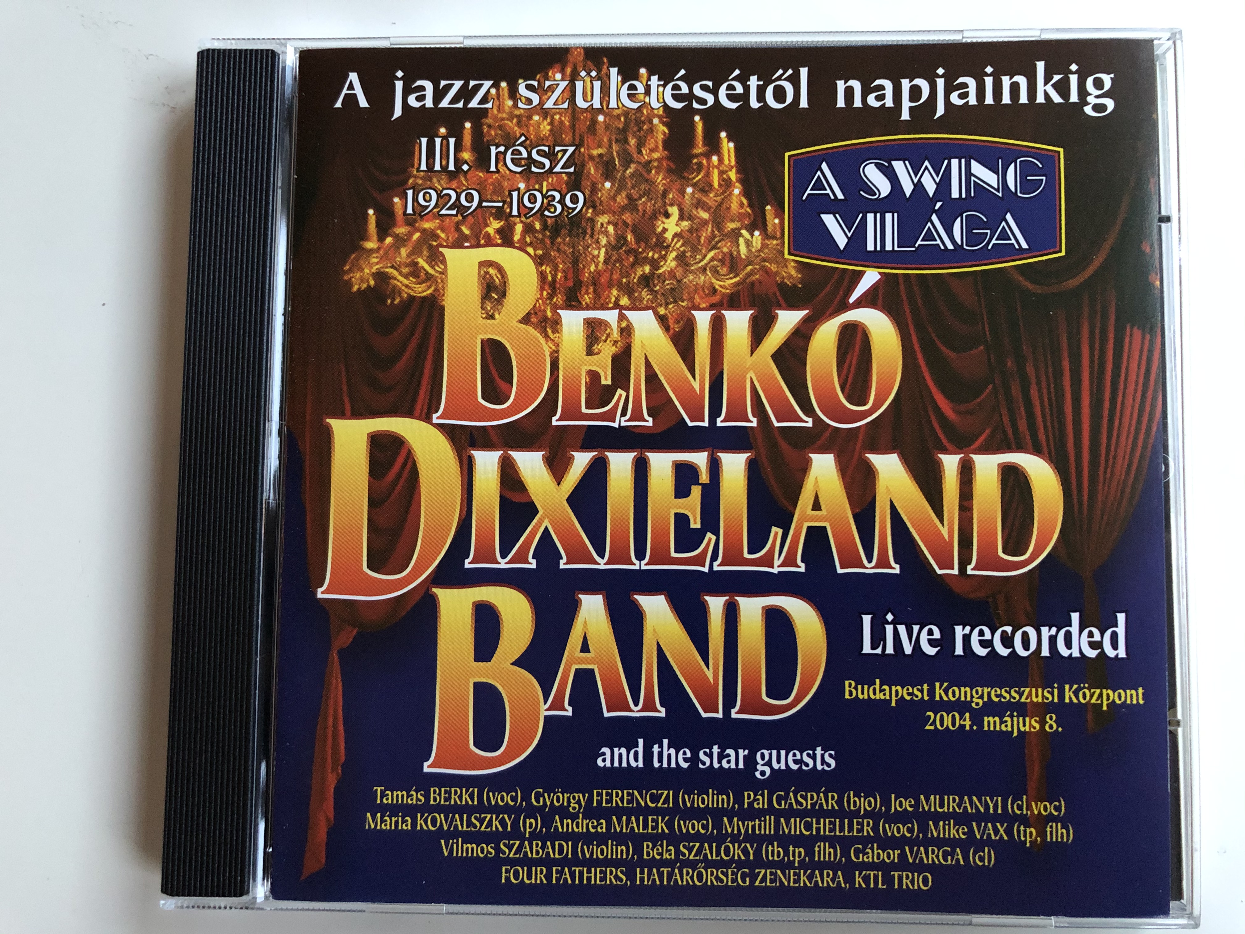 a-jazz-sz-let-s-t-l-napjainkig-iii.-r-sz-1929-1939-benk-dixieland-band-and-the-star-guests-live-recorded-budapest-kongresszusi-kozpont-2004.-majus-8.-a-swing-vilaga-bencolor-audio-cd-2004-b-1-.jpg