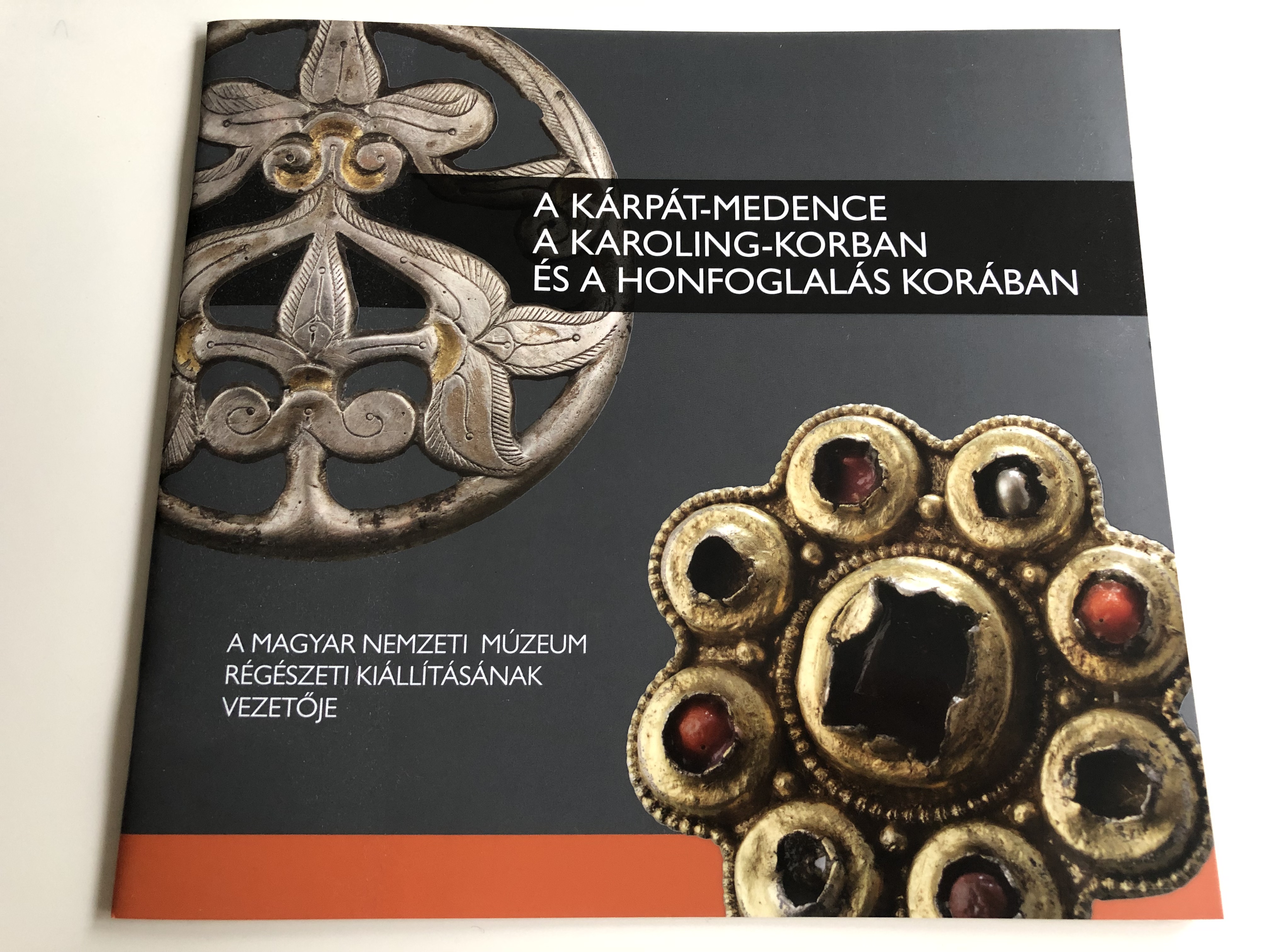 a-k-rp-t-medence-a-karoling-korban-s-a-honfoglal-s-kor-ban-a-magyar-nemzeti-m-zeum-r-g-szeti-ki-ll-t-s-nak-vezet-je-paperback-2014-history-of-the-carpathian-basin-in-the-age-of-karolings-and-the-age-of-hungarian-conques-1-.jpg