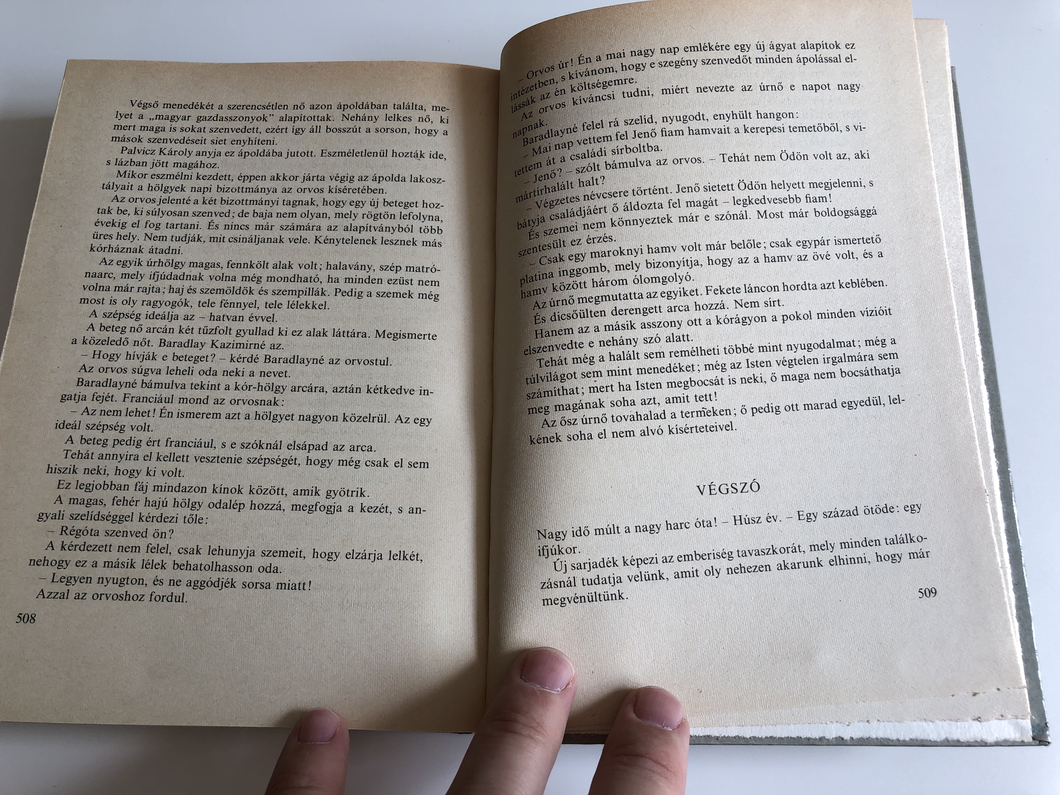 a-k-sz-v-ember-fiai-by-j-kai-m-r-8th-edition-m-ra-k-nyvkiad-1979-hungarian-literary-classic-10-.jpg