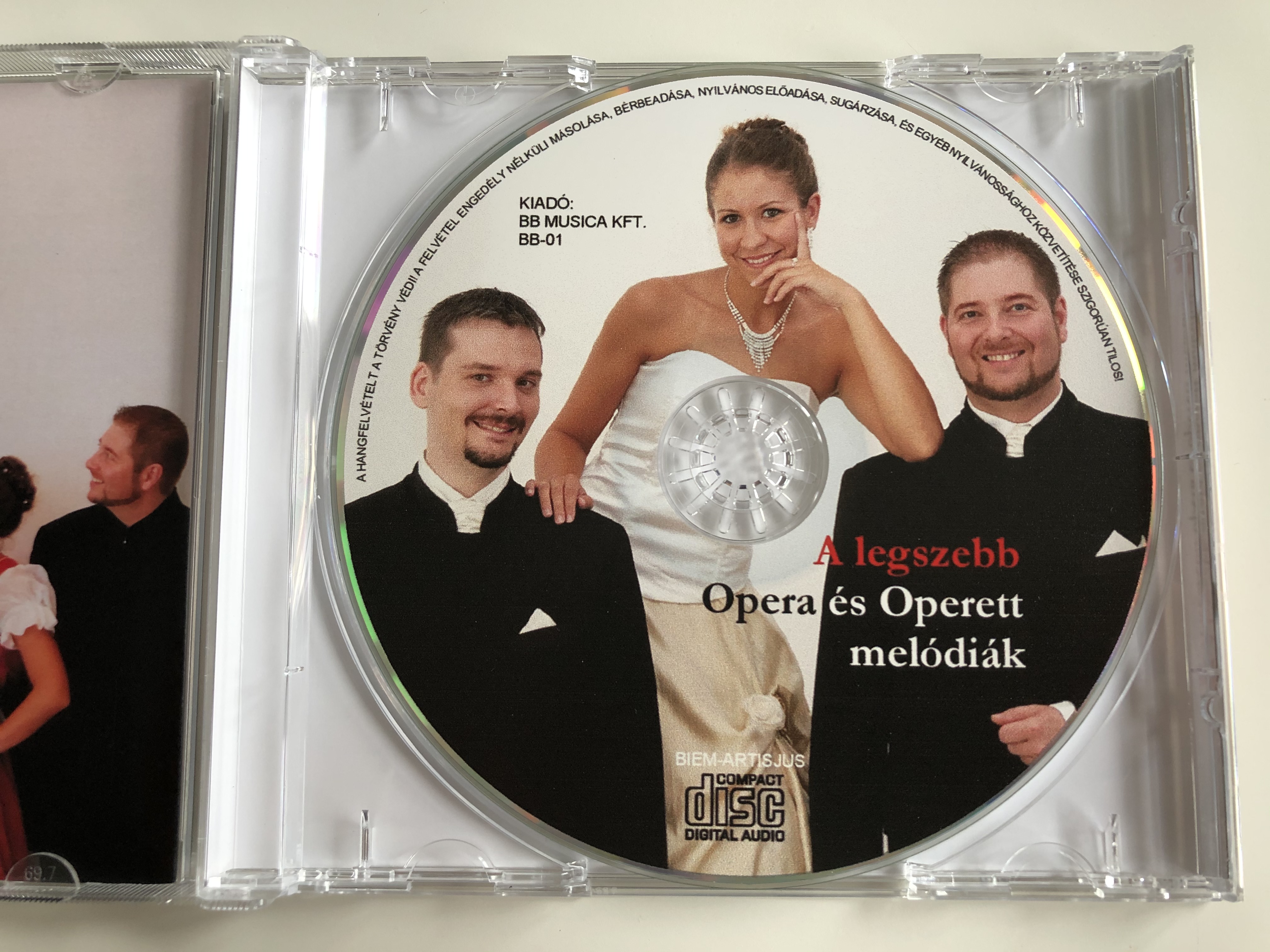 a-legszebb-opera-es-operett-melodiak-ujhelyi-andrea-sopran-barlay-andras-bariton-balashazi-balint-zongora-bb-musica-kft.-audio-cd-2011-stereo-bb-01-4-.jpg