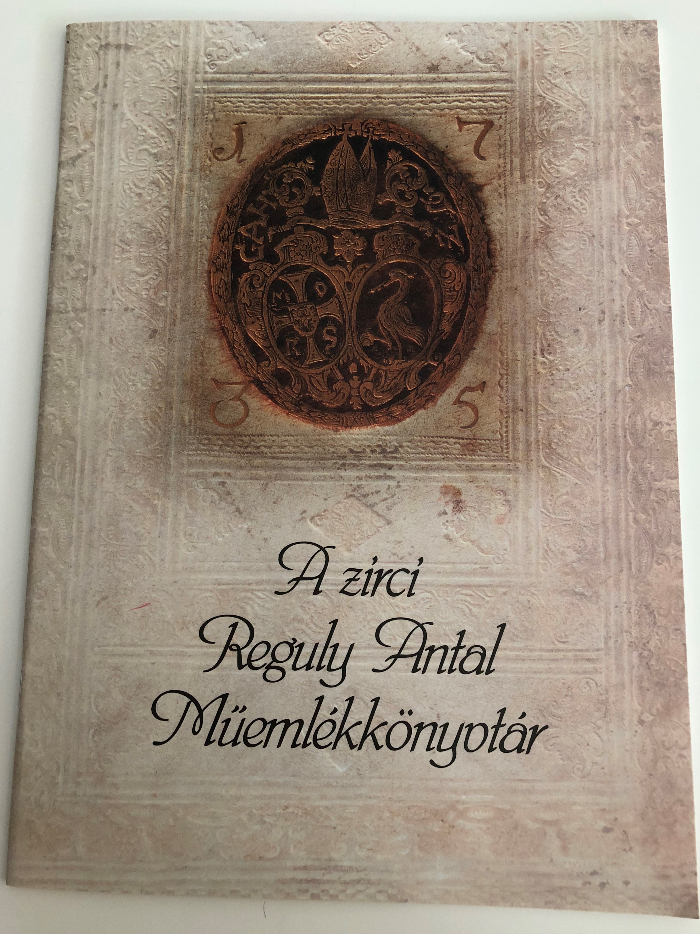 a-zirci-reguly-antal-m-eml-kk-nyvt-r-by-urb-n-guszt-vn-hungarian-language-book-presenting-the-antal-reguly-historic-library-in-zirc-1-.jpg