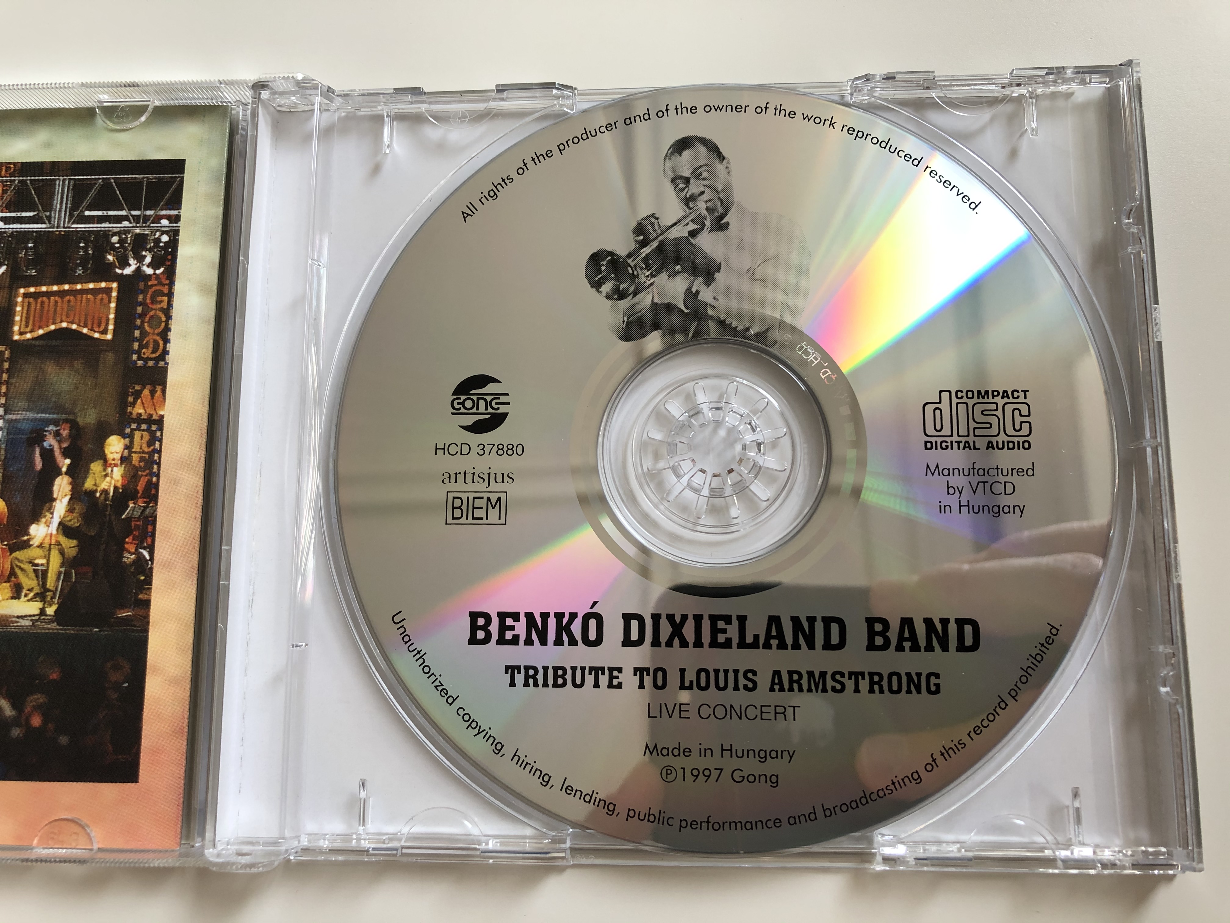 benko-dixieland-band-tribute-to-louis-armstrong-live-concert-gong-audio-cd-1997-hcd-37880-7-.jpg