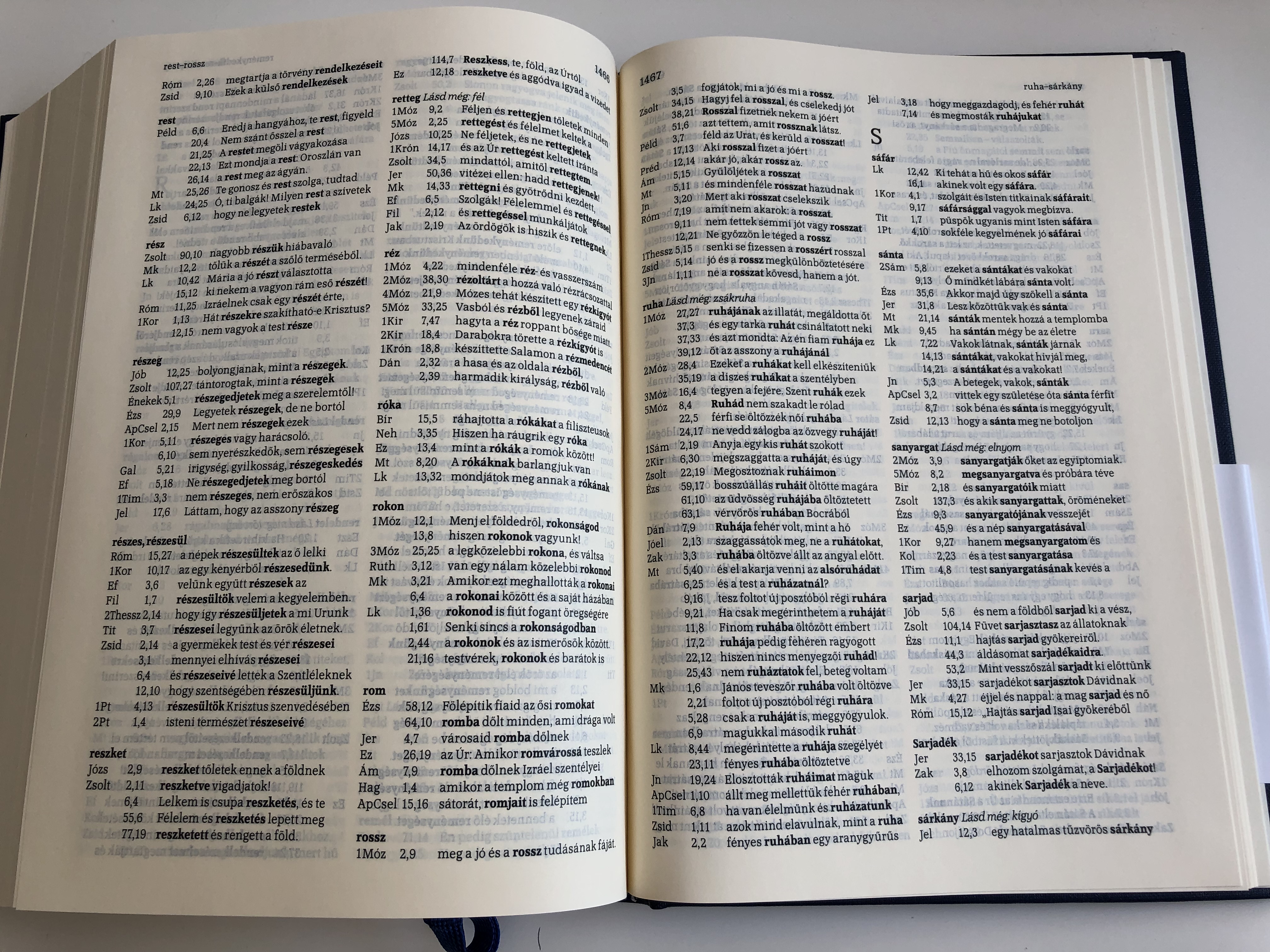 biblia-konkordanci-val-r-f-2014-hungarian-language-bible-with-concordance-published-on-the-500th-anniversary-of-the-reformation-hardcover-2017-color-maps-section-titles-mid-size-k-lvin-kiad-16-.jpg