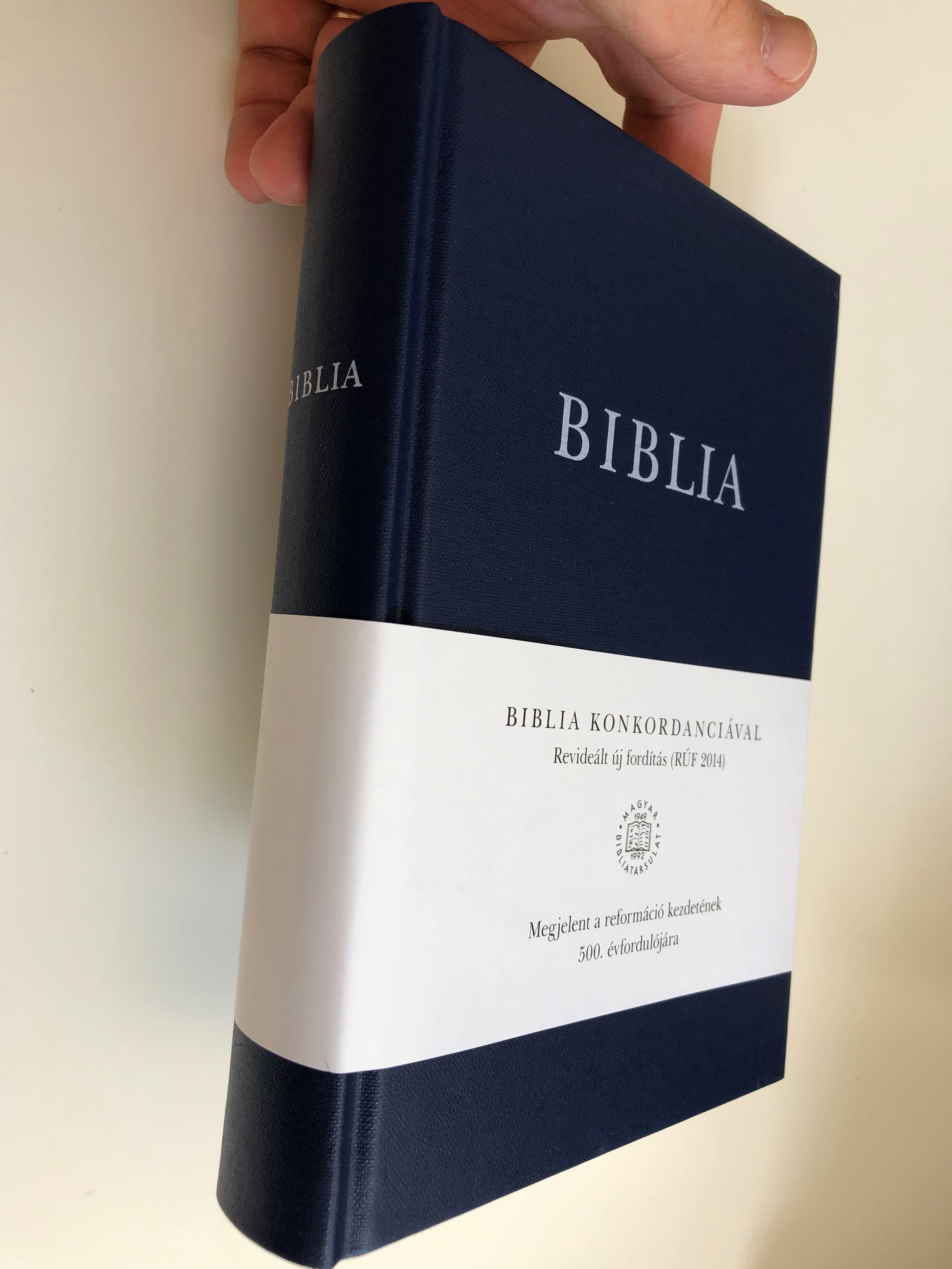 biblia-konkordanci-val-r-f-2014-hungarian-language-bible-with-concordance-published-on-the-500th-anniversary-of-the-reformation-hardcover-2017-color-maps-section-titles-mid-size-k-lvin-kiad-2-.jpg
