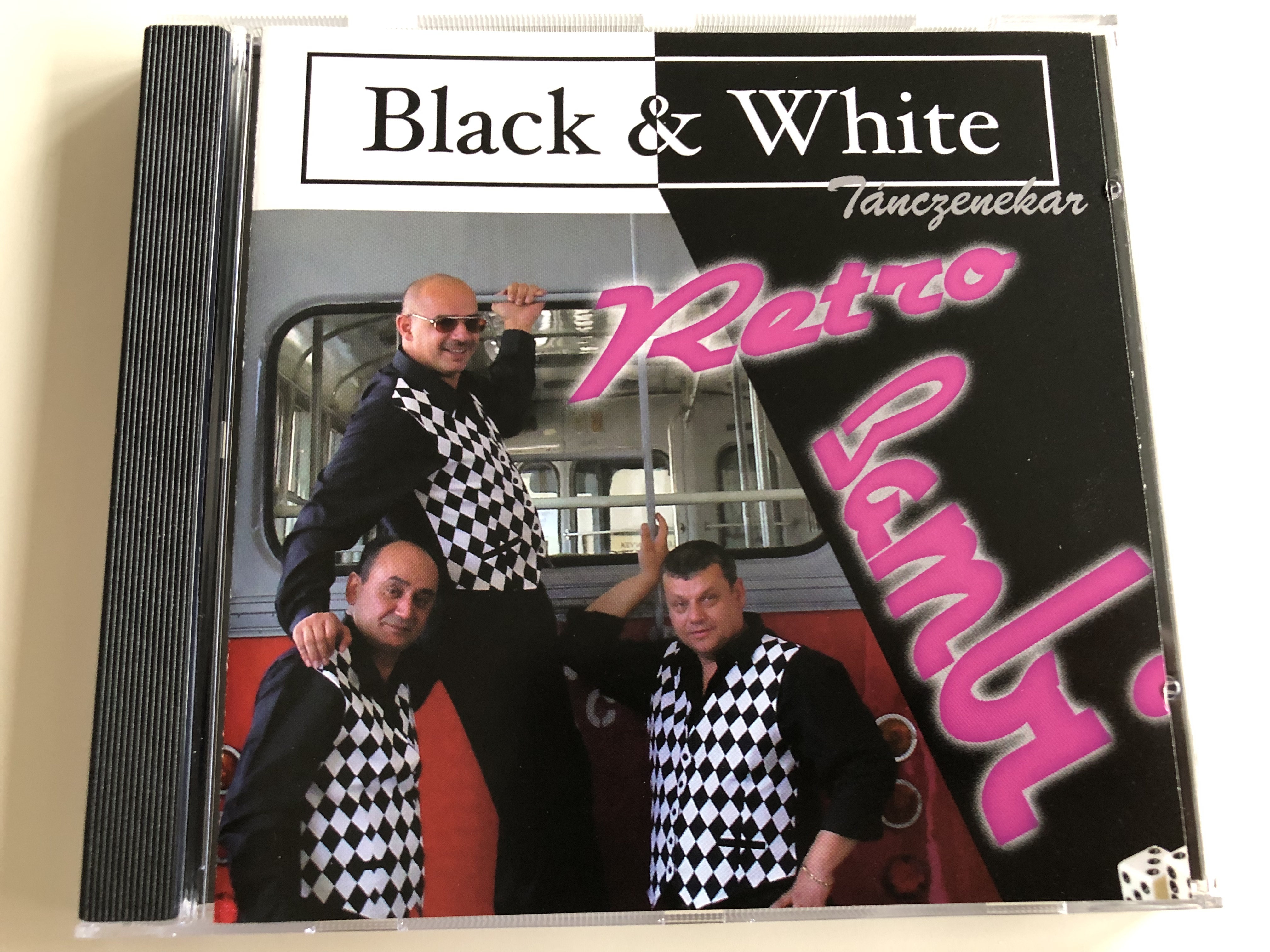 black-white-t-nczenekar-retro-bambi-szem-nszki-attila-balogh-g-za-rva-ferenc-fredo-audio-cd-2006-hmcd0610-1-.jpg