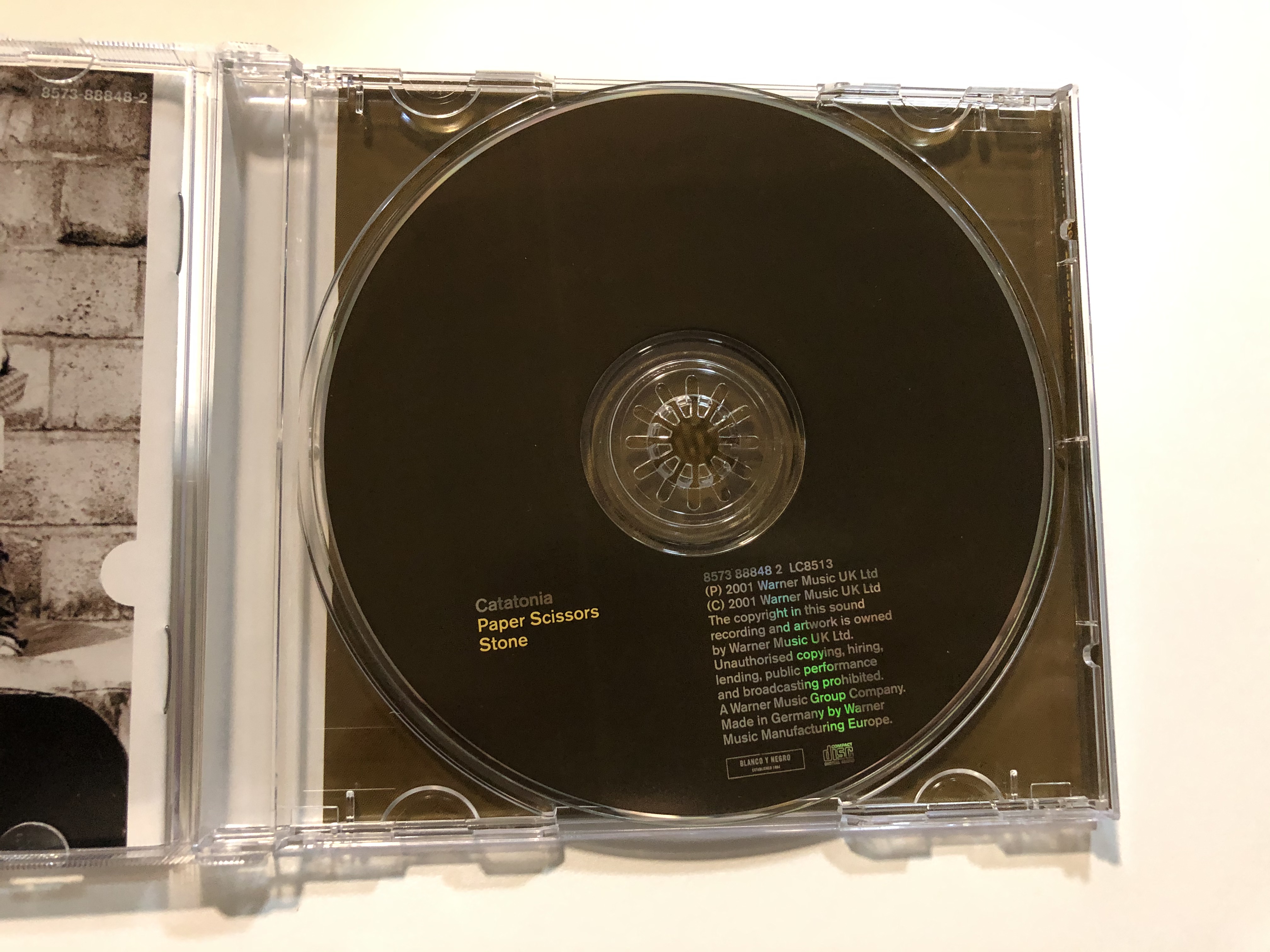 catatonia-paper-scissors-stone-blanco-y-negro-audio-cd-2001-8573-88848-2-4-.jpg