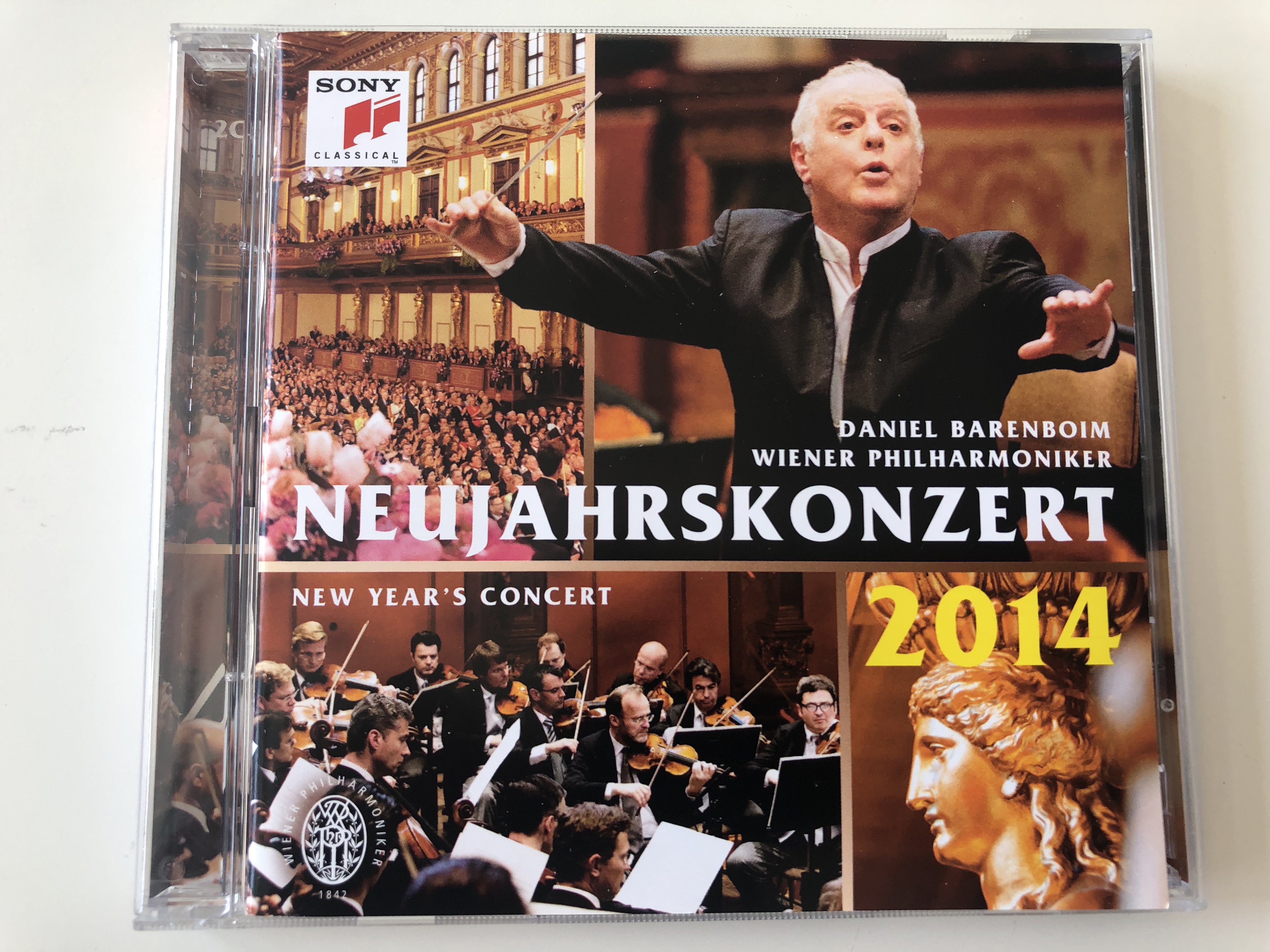 daniel-barenboim-wiener-philharmoniker-neujahrskonzert-new-year-s-concert-2014-sony-classical-2x-audio-cd-2014-88883792262-1-.jpg