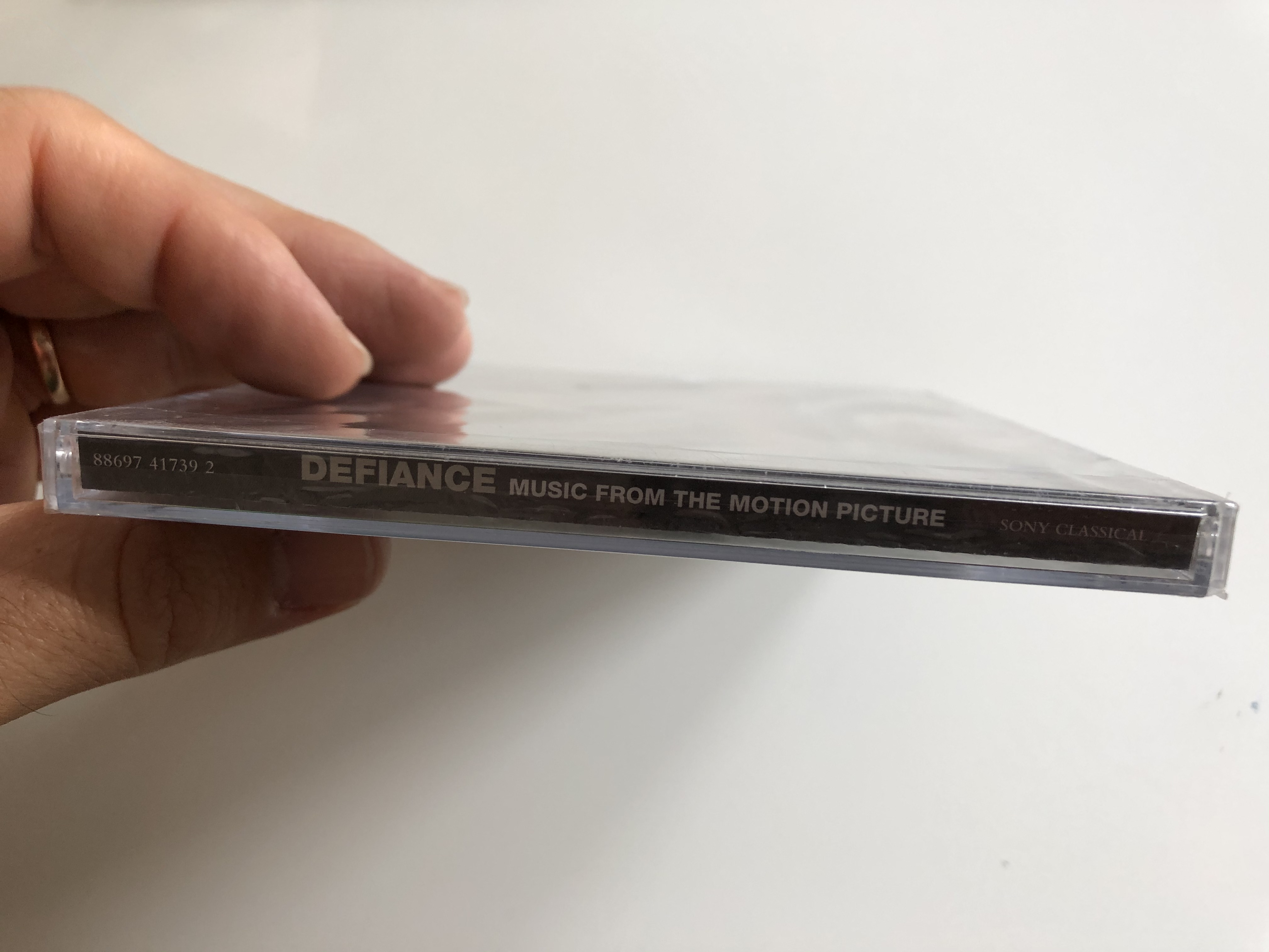 defiance-music-from-the-motion-picture-music-by-james-newton-howard-violin-solos-by-joshua-bell-sony-classical-audio-cd-2008-88697-41739-2-3-.jpg