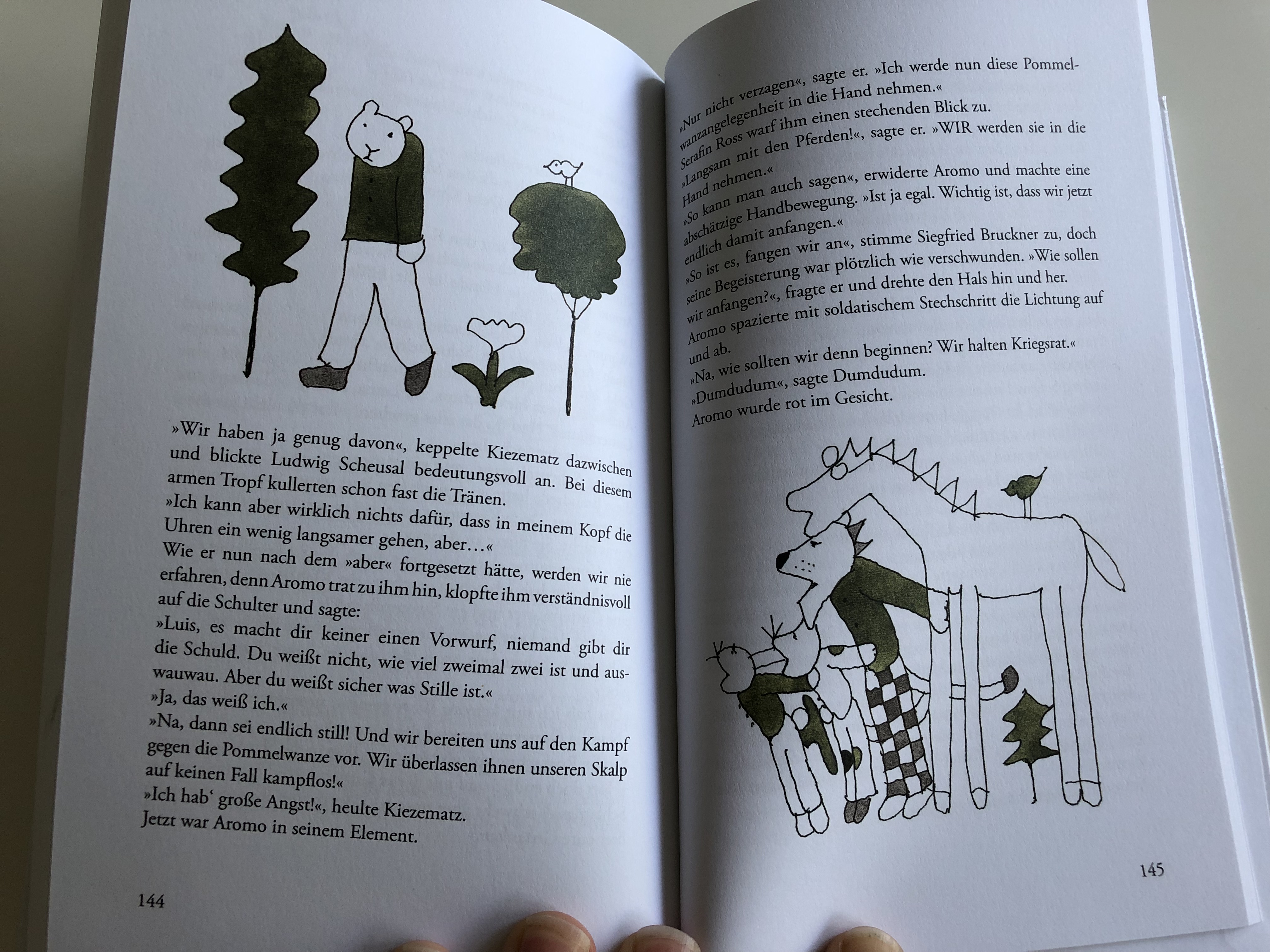 der-runde-wald-mit-vier-ecken-by-ervin-l-z-r-german-translation-of-a-n-gysz-glet-kerek-erd-illustrations-l-szl-r-ber-m-ra-verlag-k-nyvkiad-2016-7-.jpg