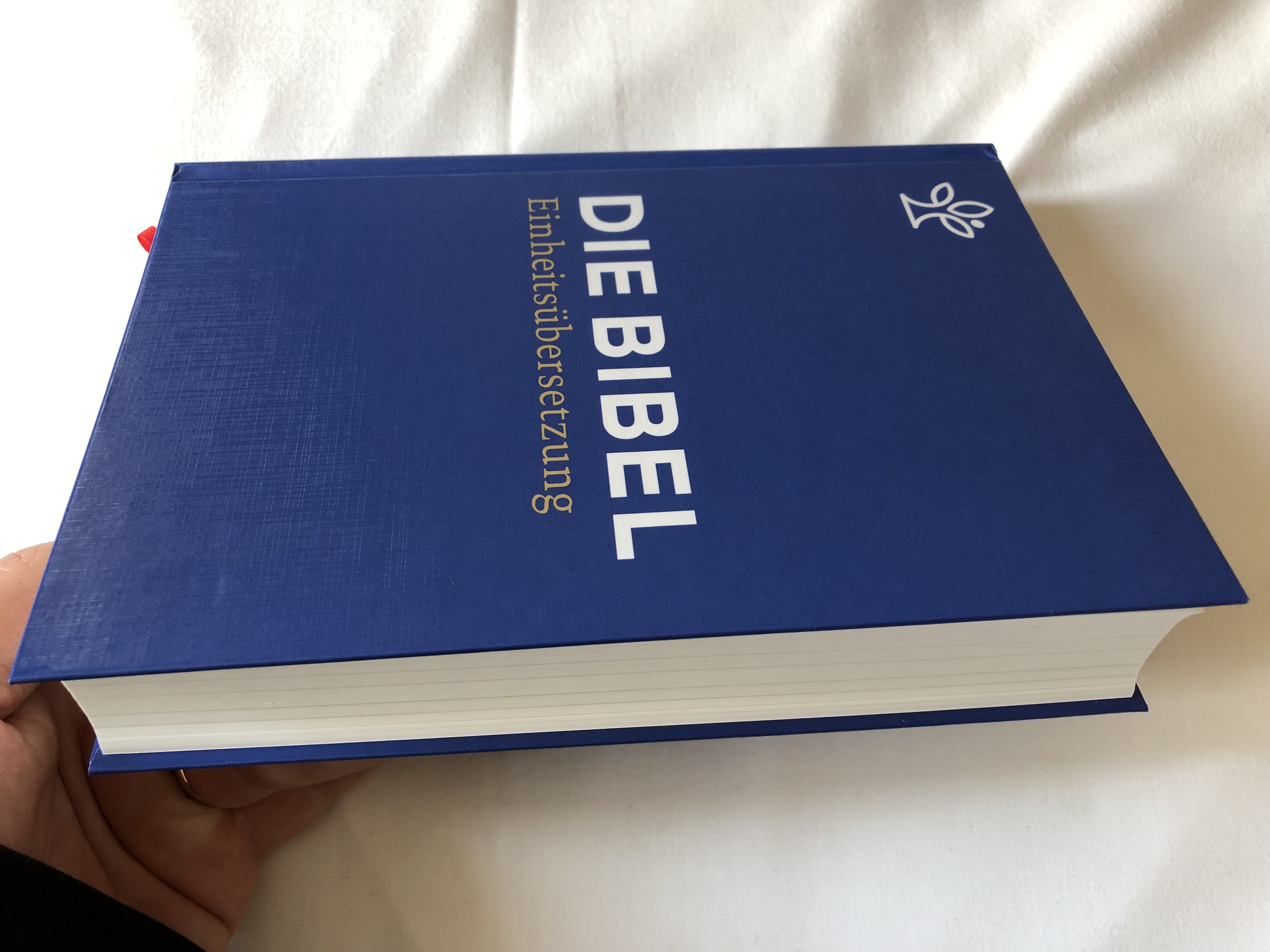 die-bibel-einheits-bersetzung-schulbibel-blau-german-language-holy-bible-unitary-translation-blue-contains-deuterocanonical-books-with-book-introductions-maps-notes-bible-history-timetable-hardcover-2017-kato-6619272-.jpg