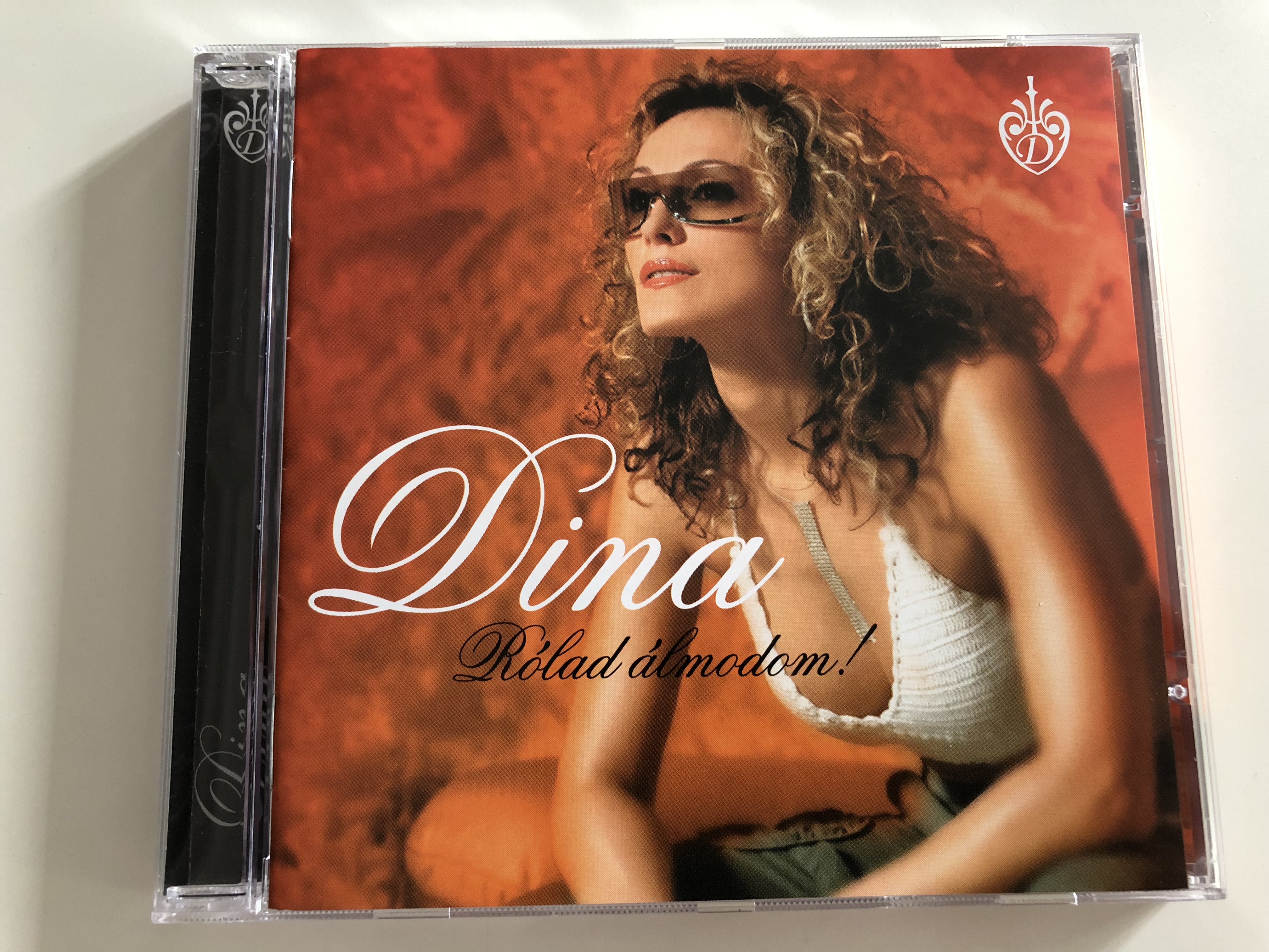 dina-r-lad-lmodom-szerelem-nnep-k-t-arc-az-jszak-ban-k-v-ns-g-don-juan-a-telefon-dsh-records-audio-cd-2003-1-.jpg