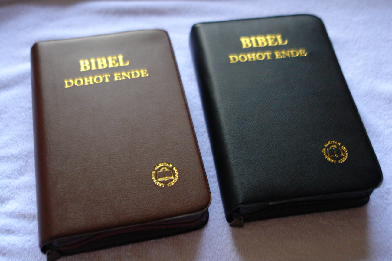 Luzury Edition BATAK TOBA LANGUAGE BIBLE WITH HYMNAL 556