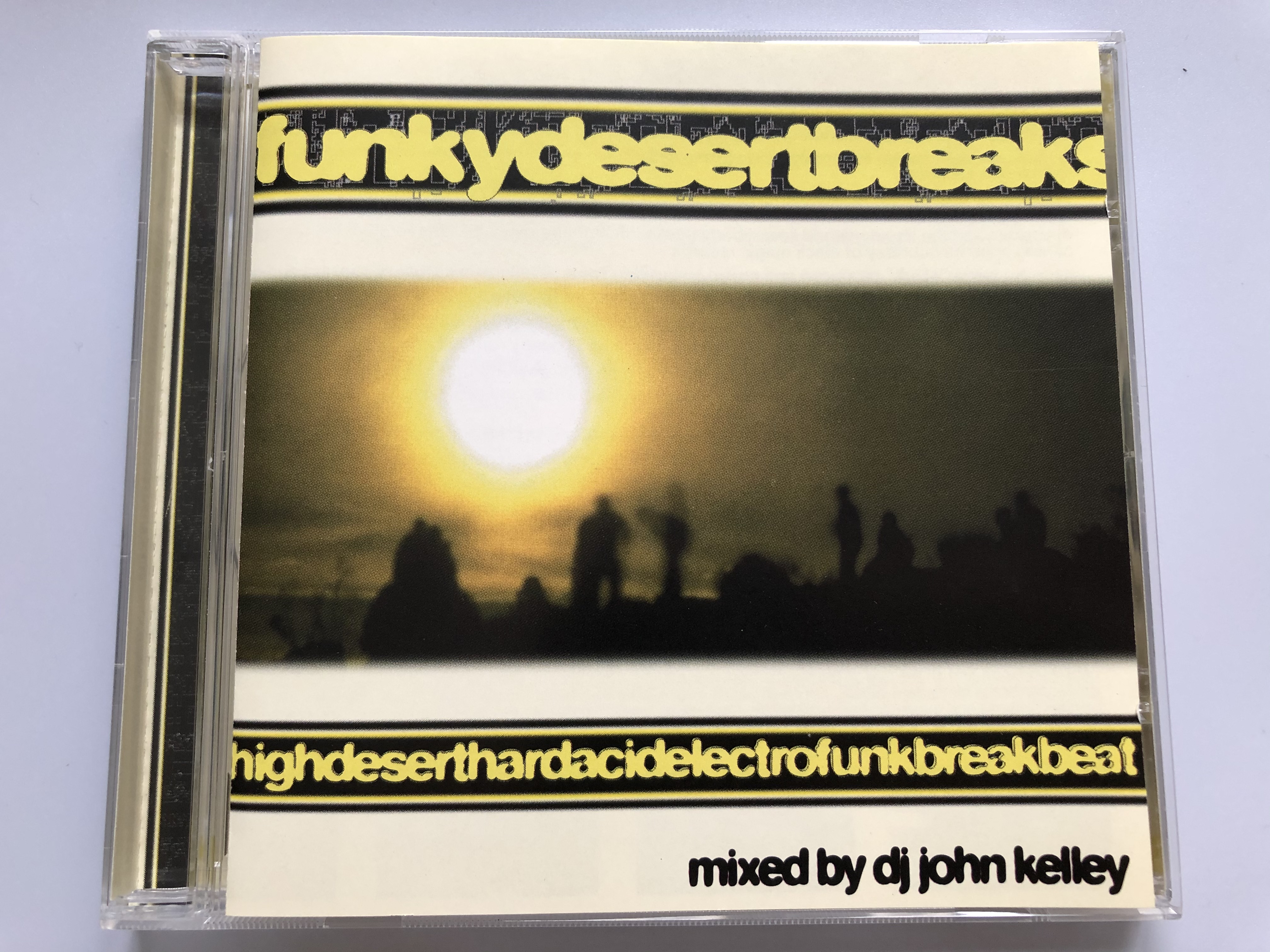 funkydesertbreaks-mixed-by-dj-john-kelley-moonshine-music-audio-cd-1996-mm-80054-2-1-.jpg