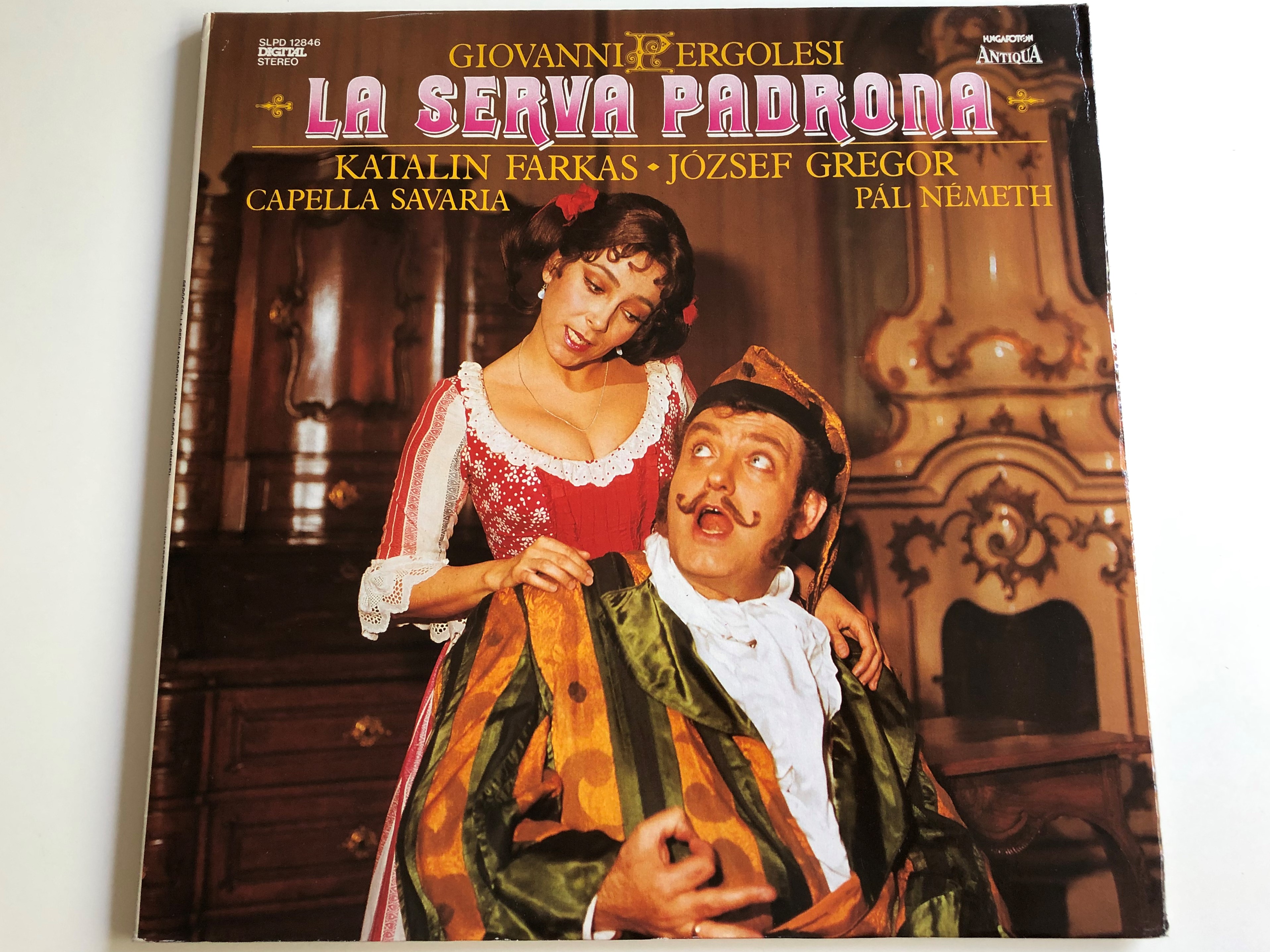 giovanni-pergolesi-la-serva-padrona-2x-lp-stereo-katalin-farkas-j-zsef-gregor-capella-savaria-conducted-by-p-l-n-meth-hungaroton-1986-slpd-12846-1-.jpg