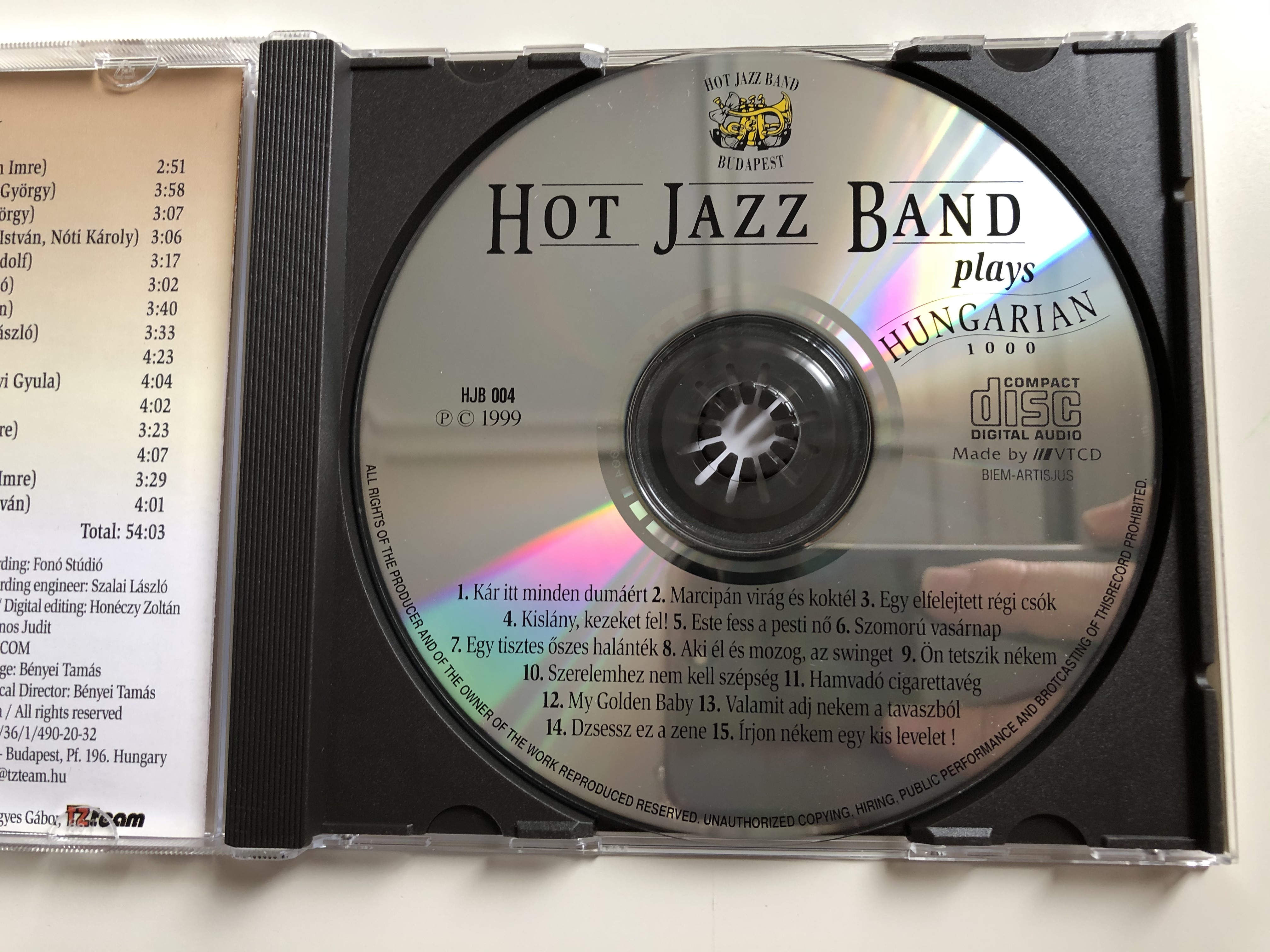 hot-jazz-band-plays-hungarian-1000-kisl-ny-kezeket-fel-hamvad-cigarettav-g-k-r-itt-minden-dum-rt-szomor-vas-rnap-este-fess-a-pesti-n-es-meg-tiz-dal-a-multbol-hot-jazz-band-audio-cd-4-.jpg