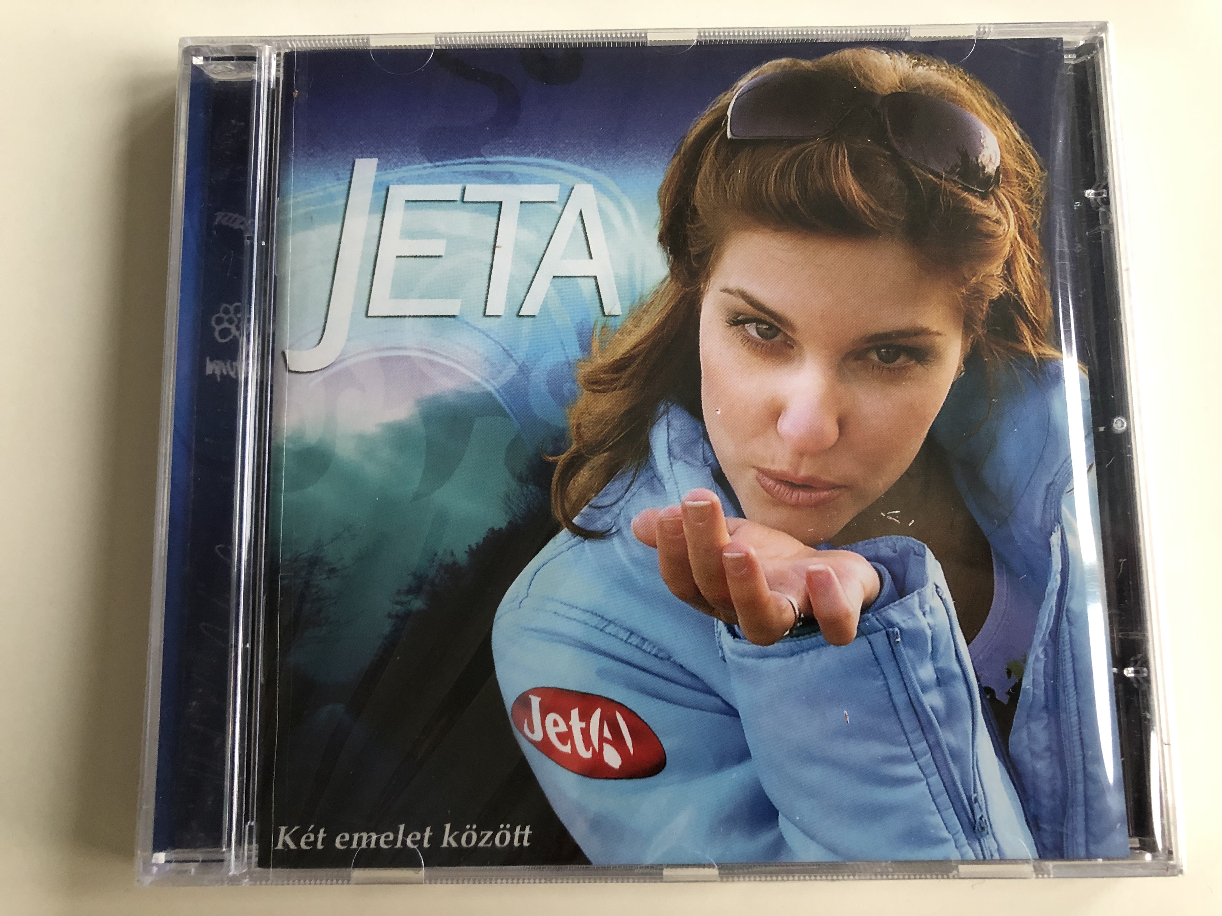 jeta-k-t-emelet-k-z-tt-csak-laz-n-vadvir-g-fekete-zvegy-m-z-a-te-ban-helyb-l-kett-be-operentzia-mix-audio-cd-2004-1-.jpg