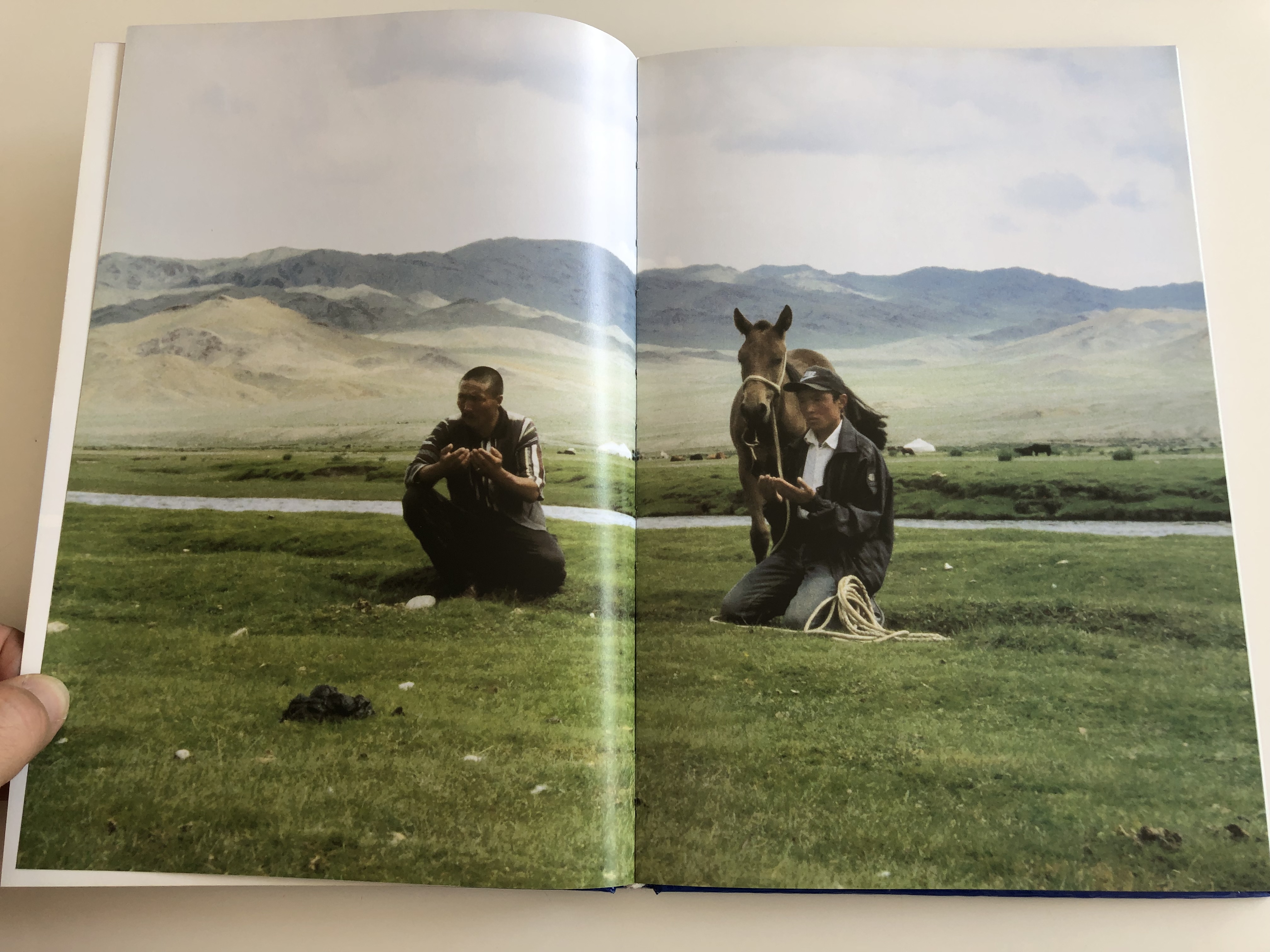julianus-nyomdokain-zsi-ban-by-benk-mih-ly-f-nyk-pez-g-pes-barangol-sok-mong-li-ban-photographical-journey-through-mongolia-timp-kiad-2001-9-.jpg