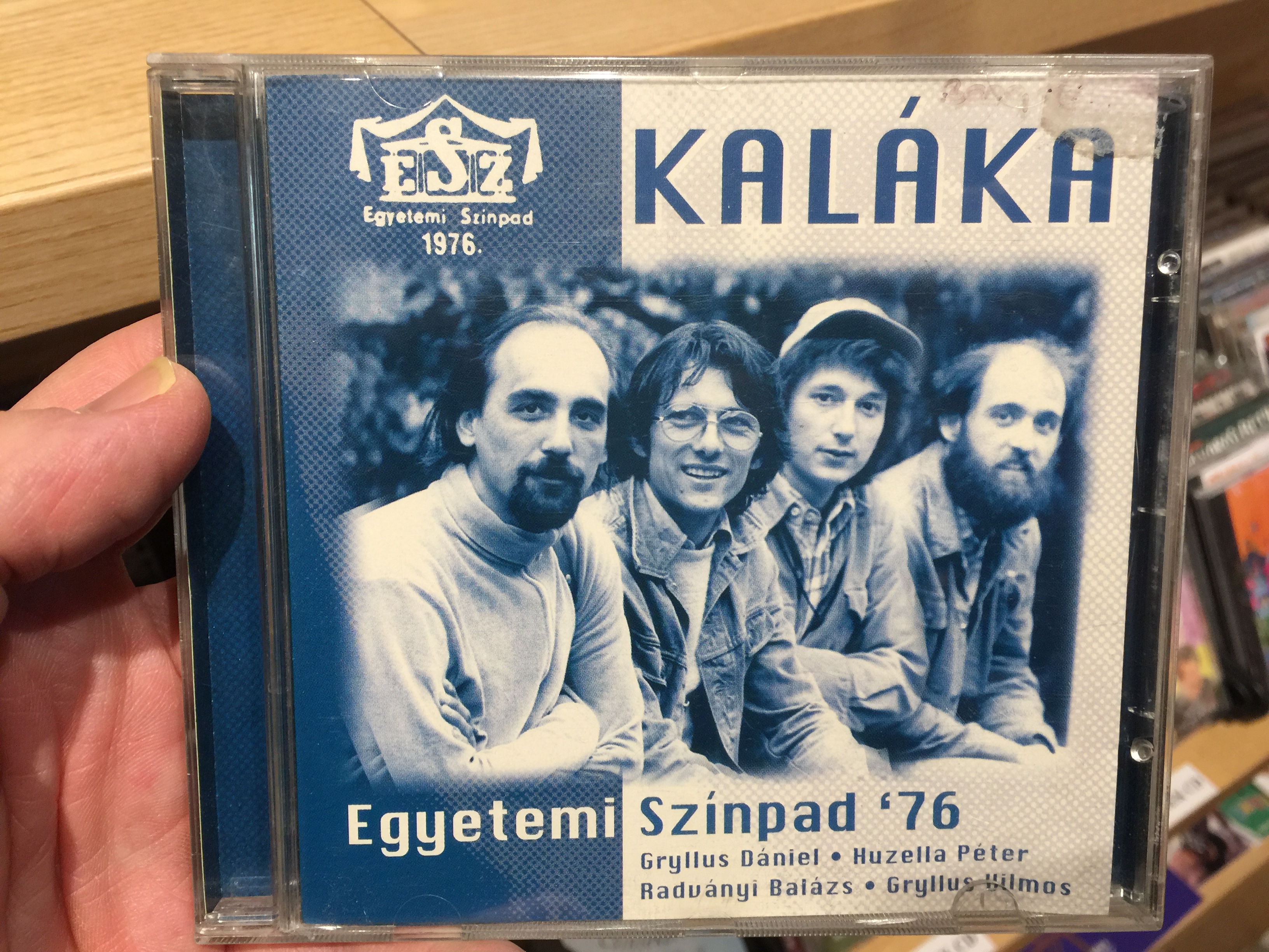 kal-ka-egyetemi-sz-npad-76-gryllus-daniel-huzella-peter-radvanyi-balazs-gryllus-vilmos-gryllus-audio-cd-2002-gcd-030-1-.jpg