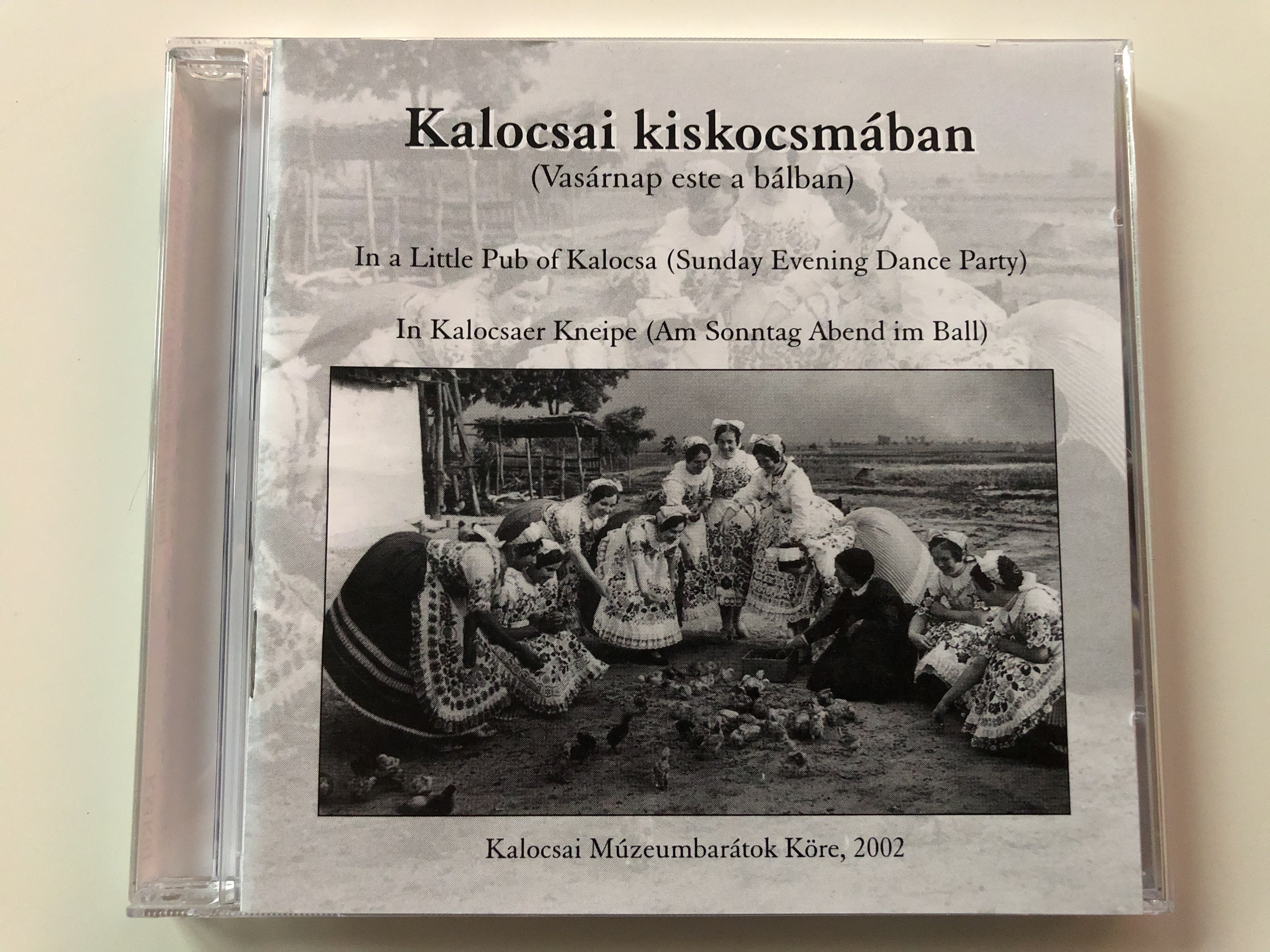 kalocsai-kiskocsm-ban-vas-rnap-este-a-b-lban-in-a-little-pub-of-kalocsa-sunday-evening-dance-party-in-kalocsaer-kneipe-am-sonntag-abend-im-ball-kalocsai-m-zeumbar-tok-k-re-audio-cd-1-.jpg