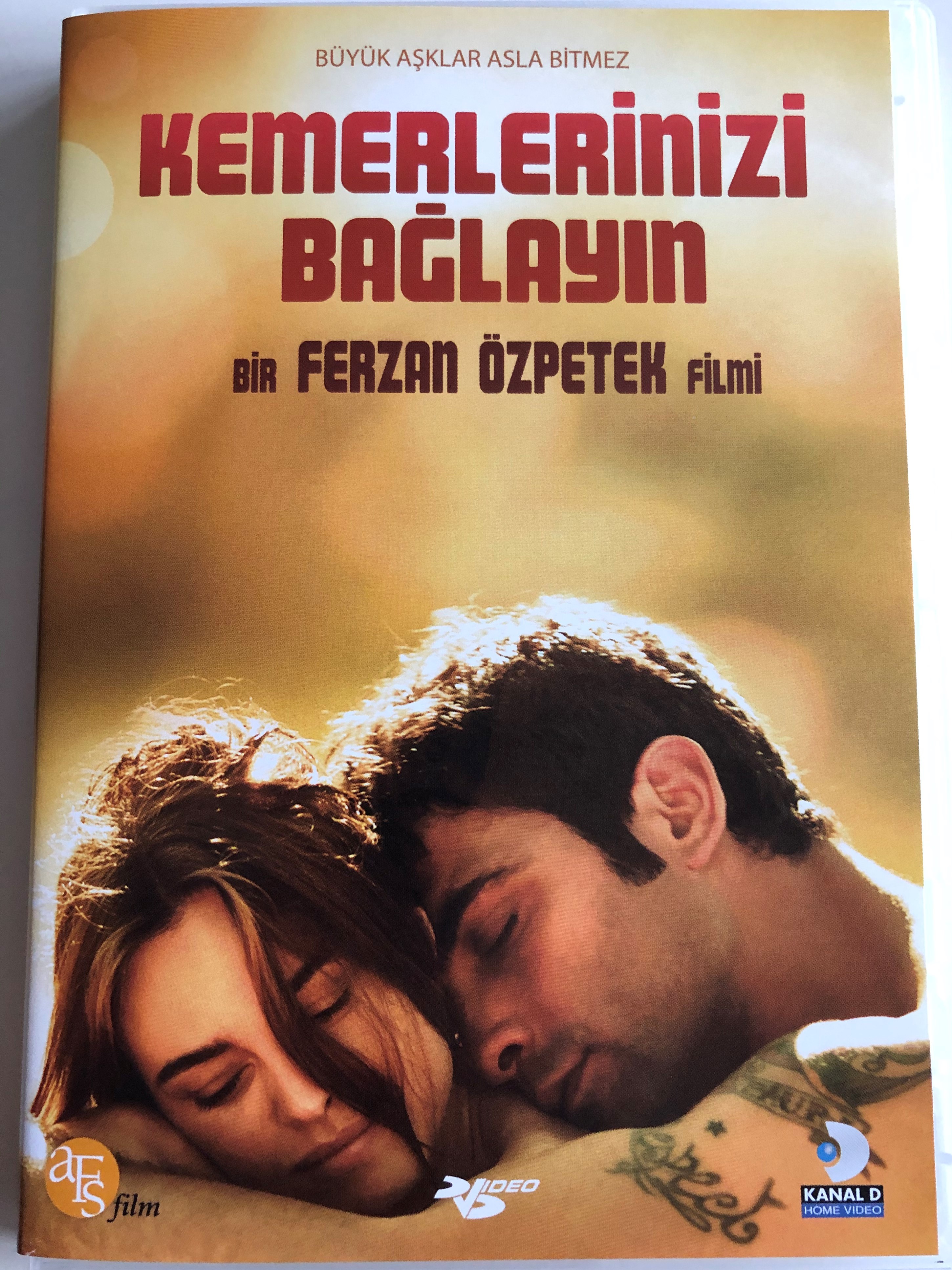 Kemerlerinizi Baglayin DVD 2014 Fasten Your Seatbelts ( Allacciate le  cinture) / Directed by Ferzan Özpetek / Starring: Kasia Smutniak, Francesco  Arca, Filippo Scicchitano, Carolina Crescentini - bibleinmylanguage