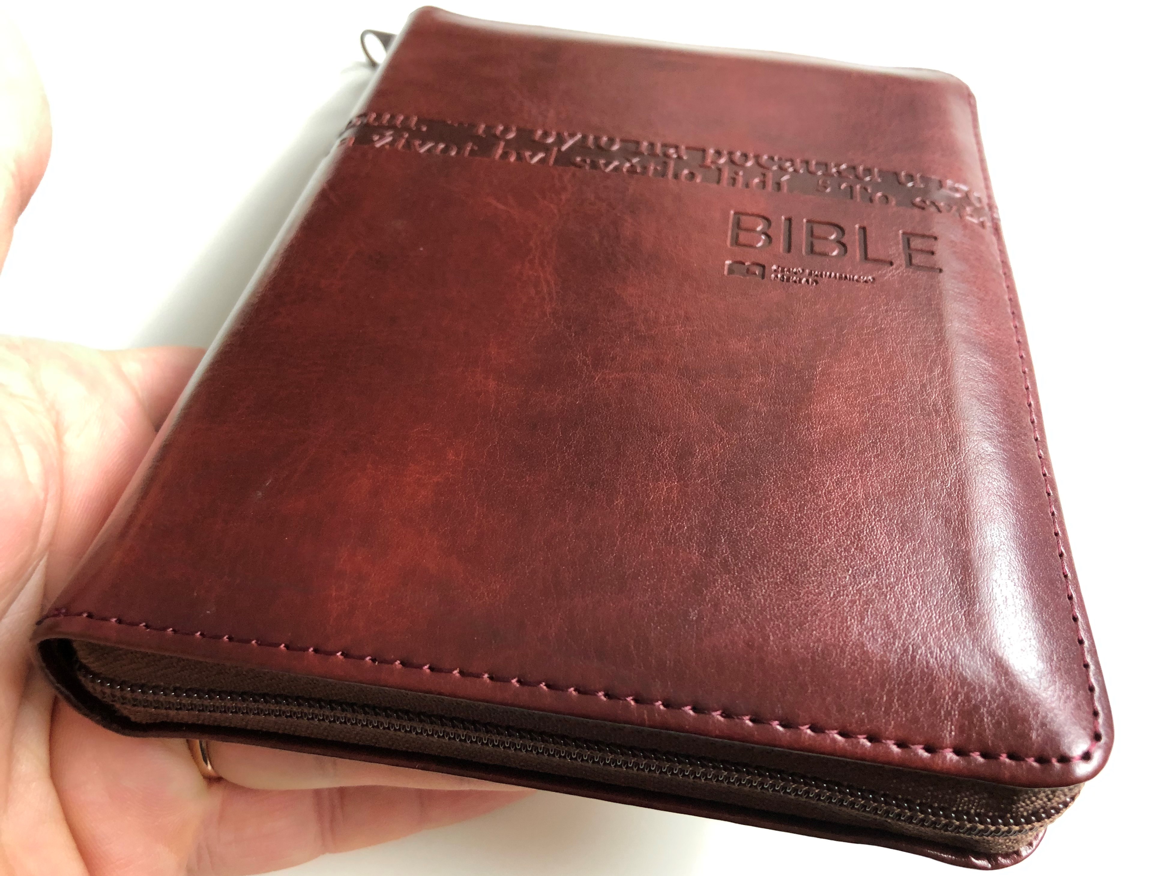 leather-bound-bible-in-czech-language-ecumenical-translation-brown-with-zipper-thumb-index-3.jpg