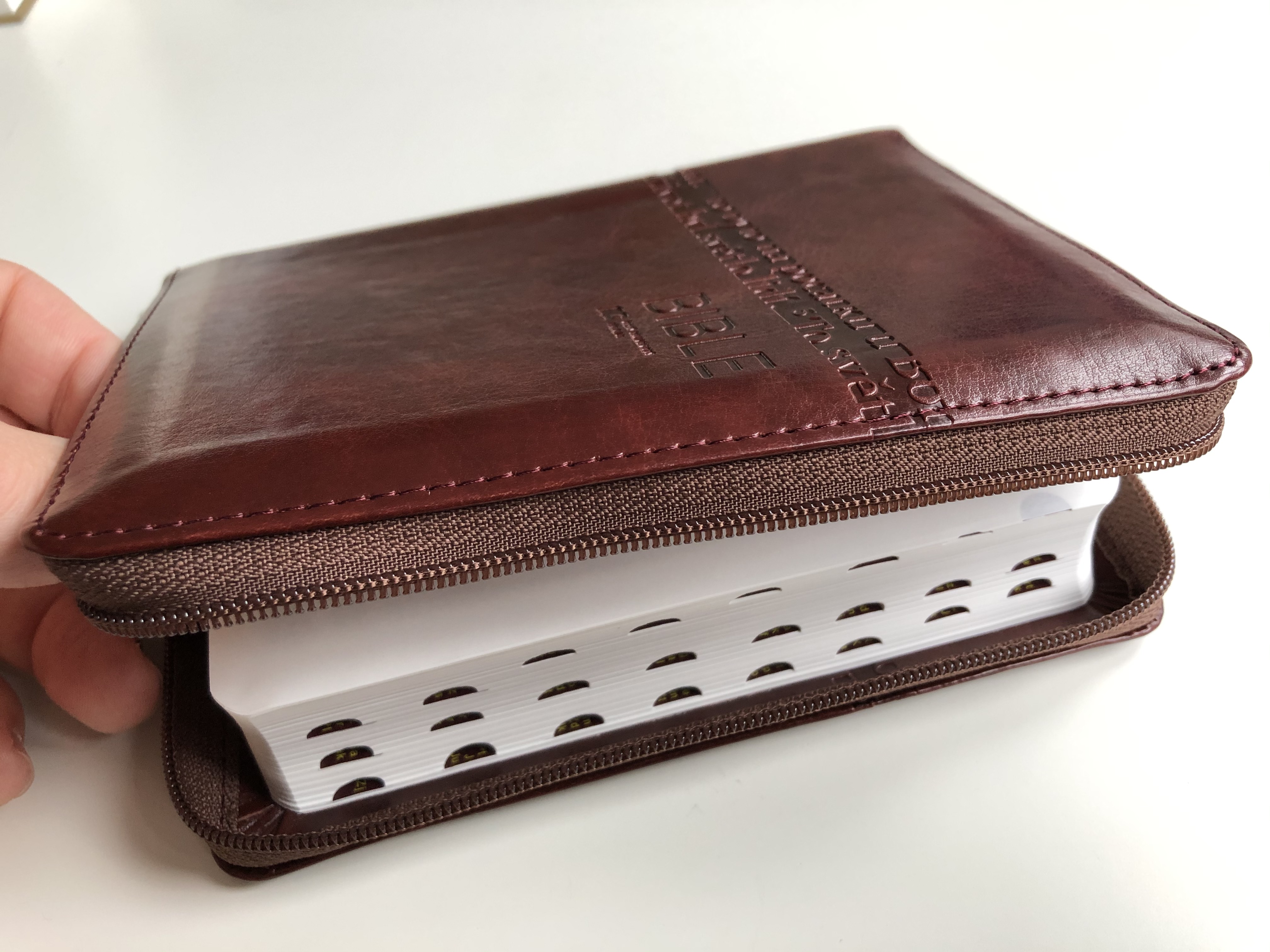 leather-bound-bible-in-czech-language-ecumenical-translation-brown-with-zipper-thumb-index-5.jpg