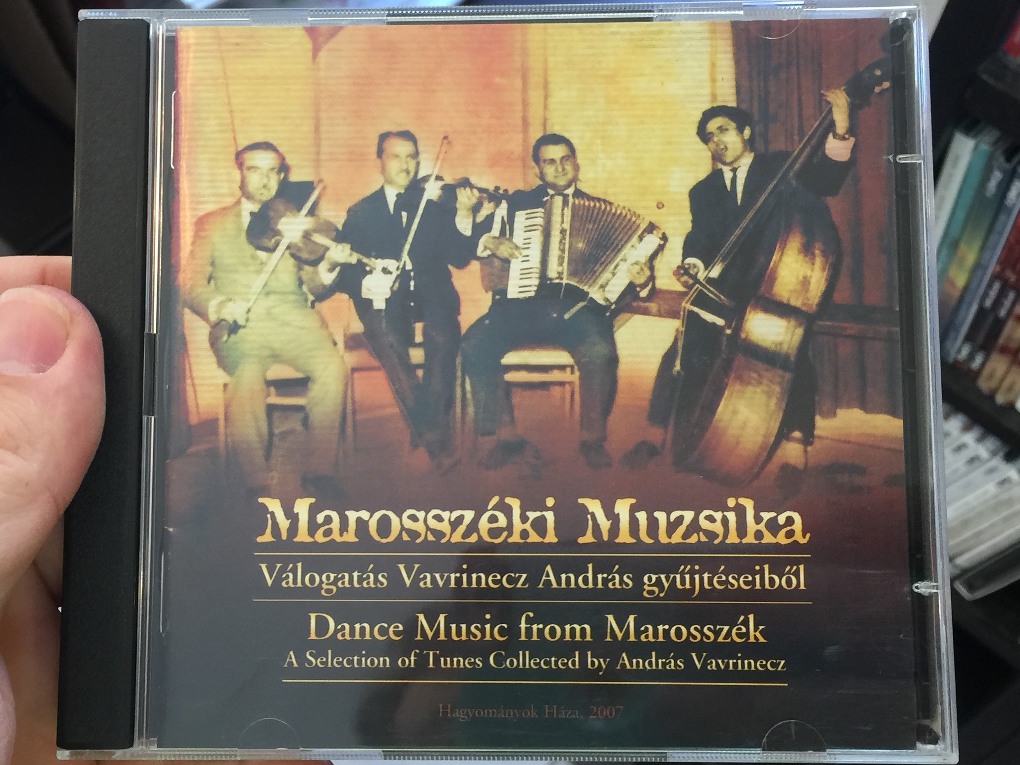 marossz-ki-muzsika-dance-music-from-marossz-k-v-logat-s-vavrinecz-andr-s-gy-jt-seib-l-a-selection-of-tunes-collected-by-andr-s-vavrinecz-hagyom-nyok-h-za-audio-cd-5999882041391-1-.jpg