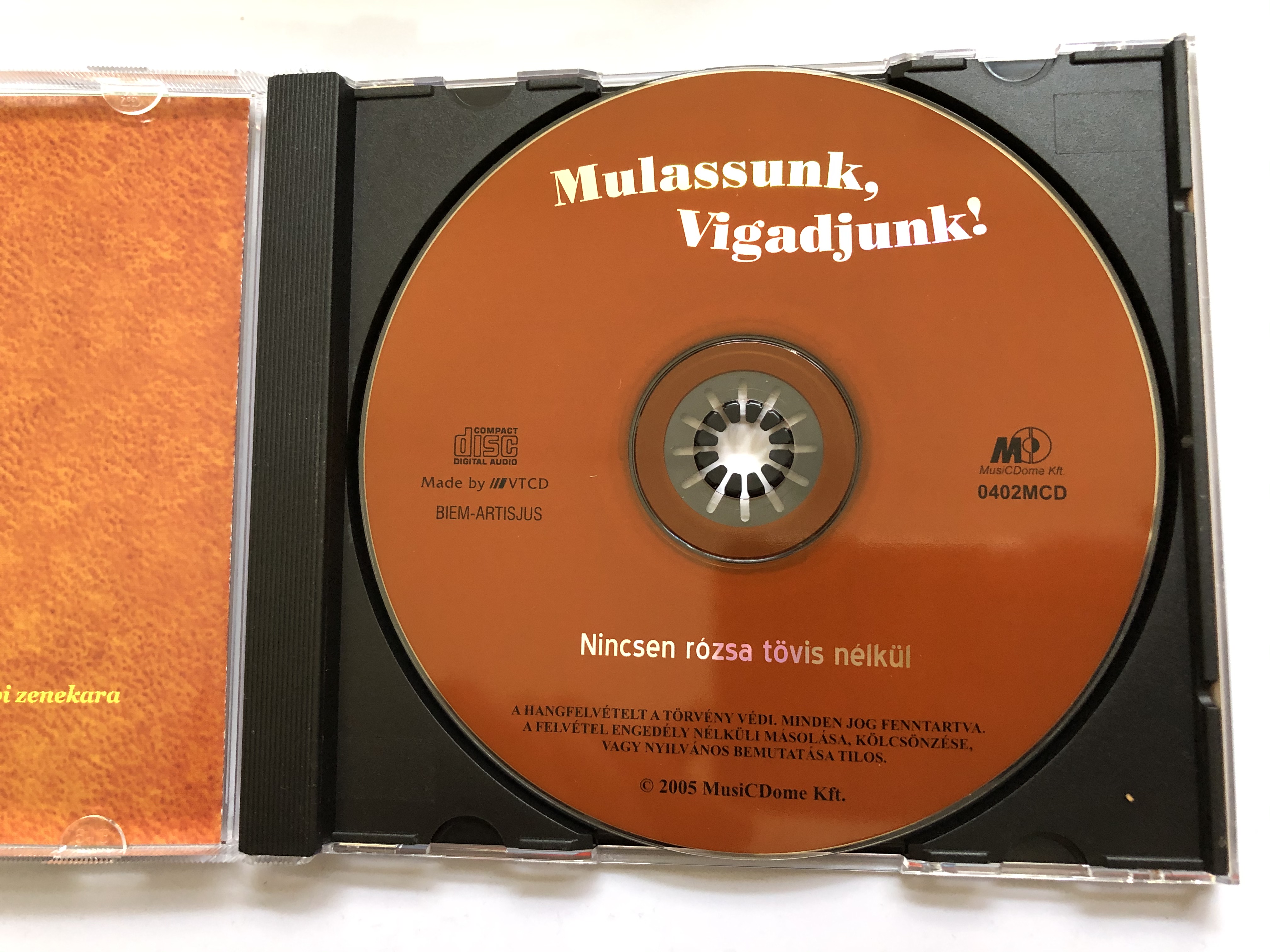 mulassunk-vigadjunk-nincsen-r-zsa-t-vis-n-lk-l-musicdome-kft-audio-cd-2005-0402mcd-3-.jpg