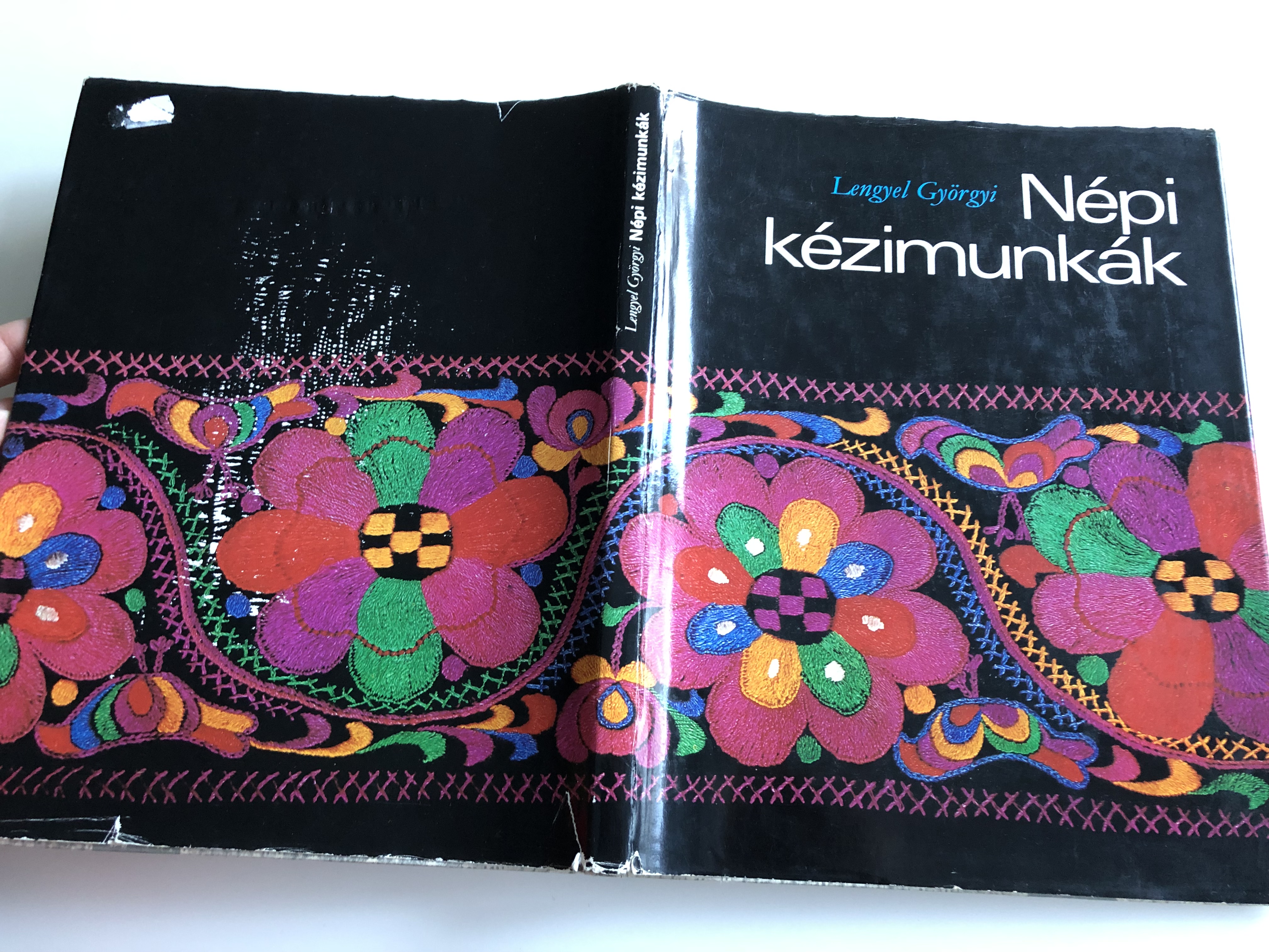 n-pi-k-zimunk-k-by-lengyel-gy-rgyi-hungarian-folk-needlework-patterns-23.jpg