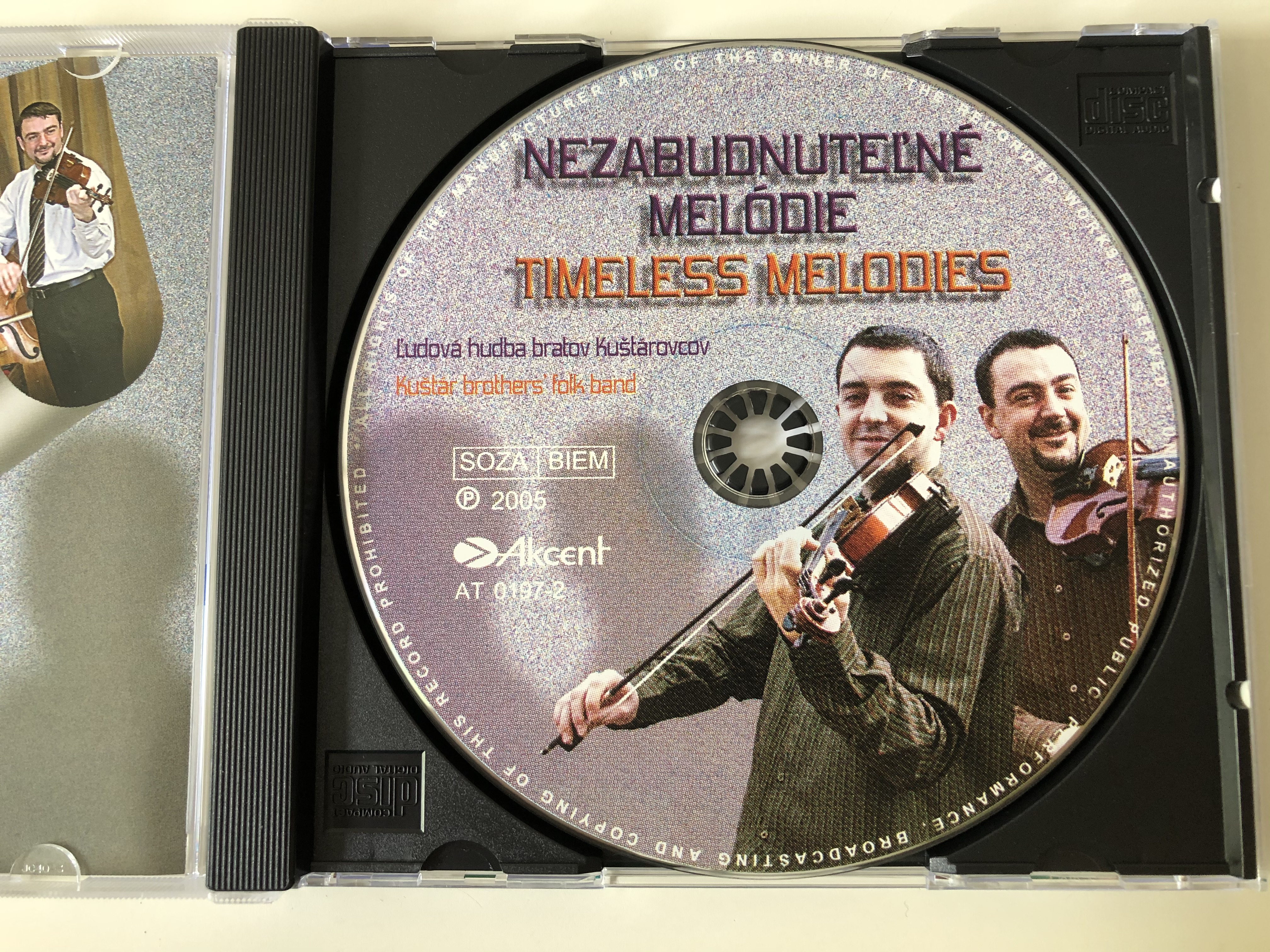 nezabudnutel-ne-melodie-temeless-melodies-l-udova-hudba-bratov-ku-tarovcov-ku-tar-brothers-folk-band-akcent-audio-cd-2005-at-0197-2-5-.jpg