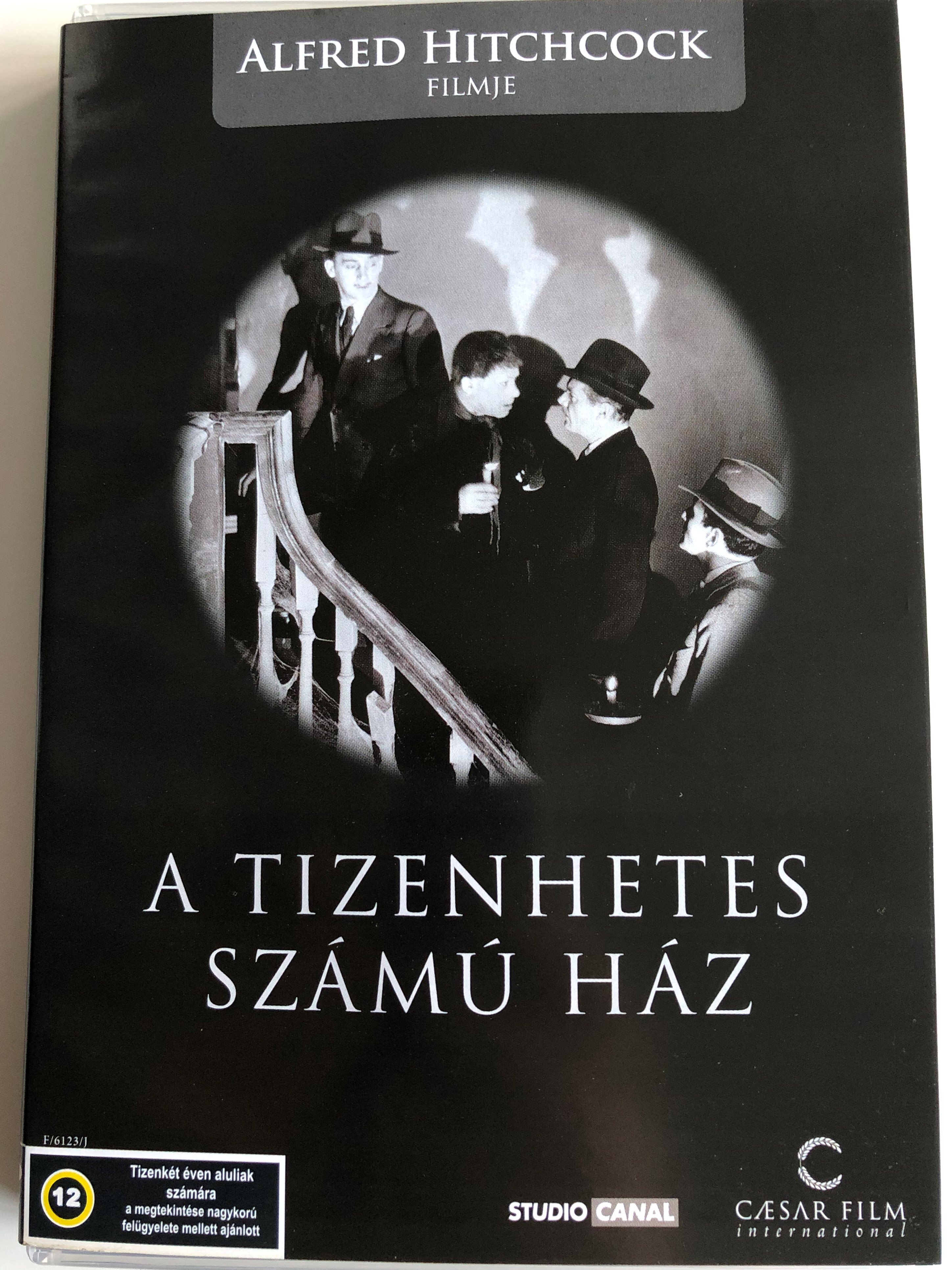 az ember elrejti a merevedést és péniszré válik
