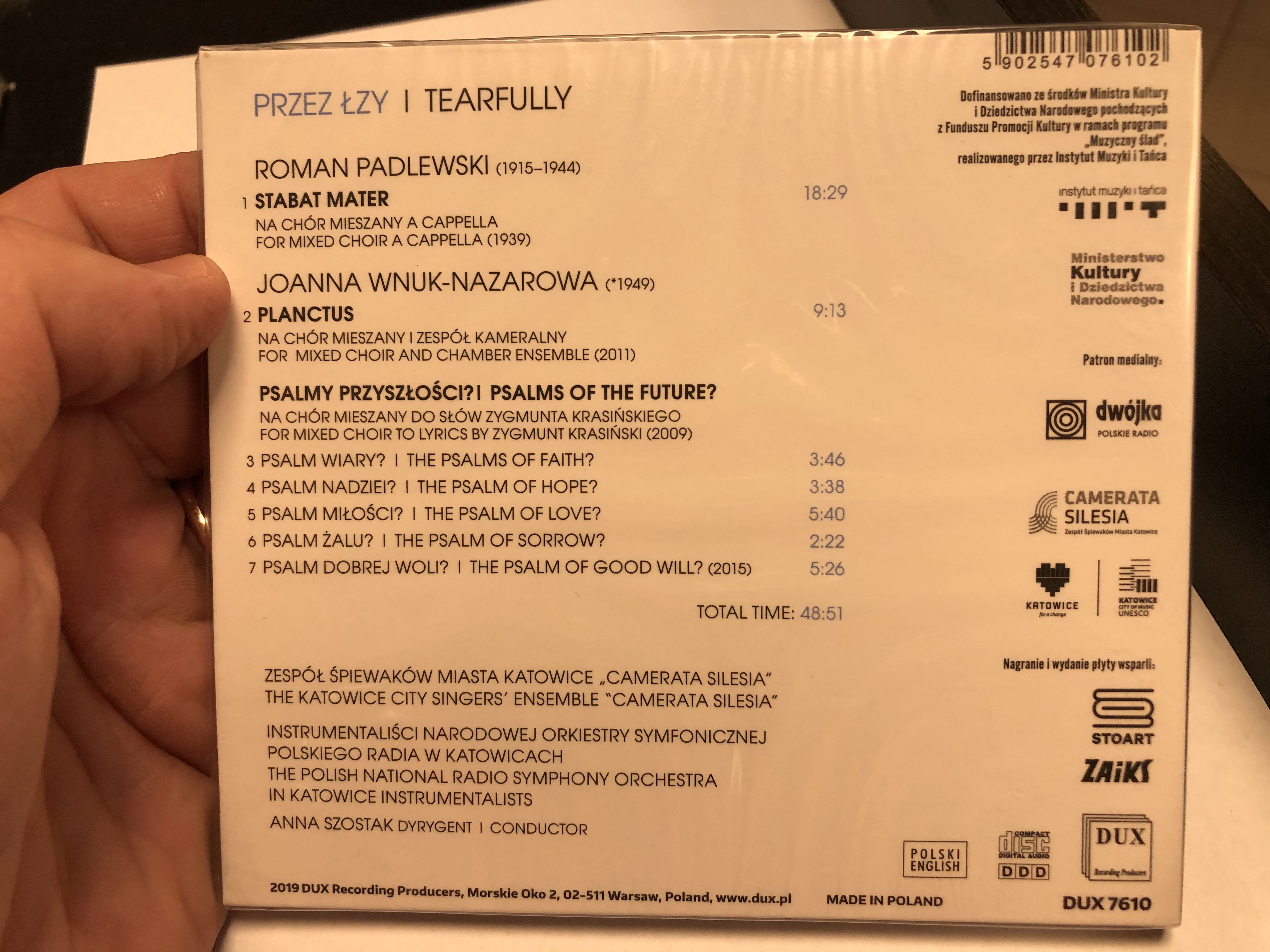 przez-lzy-tearfully-the-katowice-city-singers-ensemble-camerata-silesia-anna-szoszak-conductor-roman-padlewski-joanna-wnuk-nazarowa-dux-recording-audio-cd-2019-dux-7610-2-.jpg
