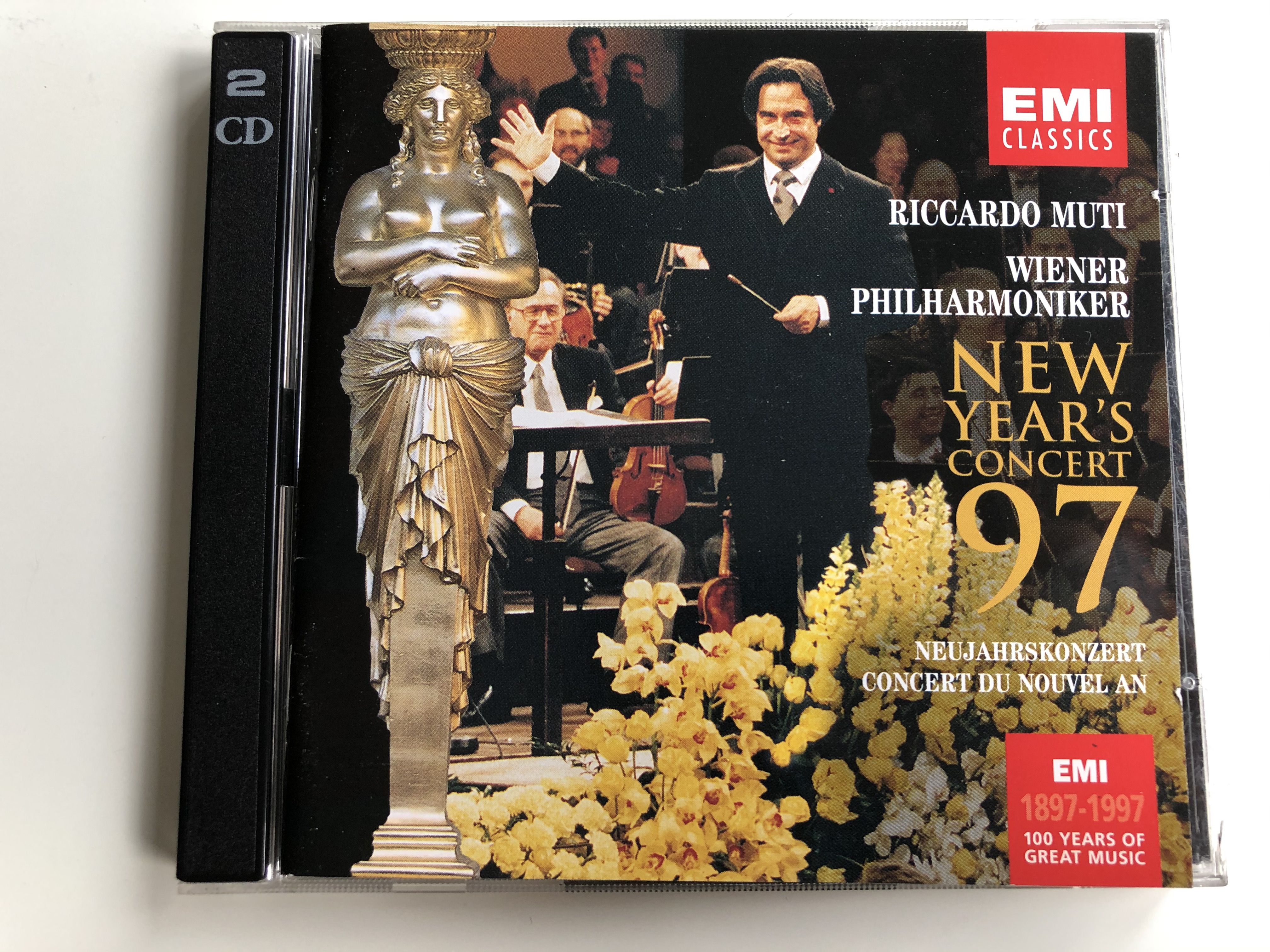 riccardo-muti-wiener-philharmoniker-new-year-s-concert-97-neujahrskonzert-concert-du-nouvel-an-emi-1897-1997-100-years-of-great-music-emi-classics-2x-audio-cd-1997-stereo-7243-5-56336-2-0-1-.jpg
